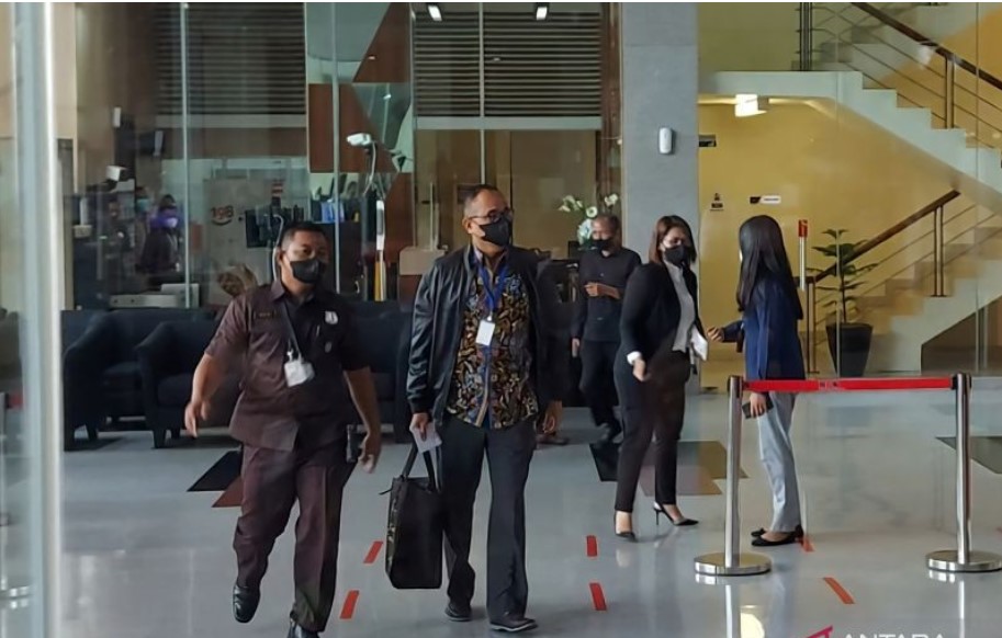 Eks pejabat Dirjen Pajak Rafael Alun Trisambodo (kedua kiri) tiba di Gedung Merah Putih KPK, Jakarta Selatan, Rabu (1/3).