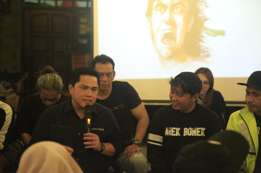 Ketum PSSI Erick Thohir bertemu dengan para pendukung Persebaya Surabaya, Bonek, di Warkop Pitulikur, Surabaya, Jawa Timur, Jumat (3/3).