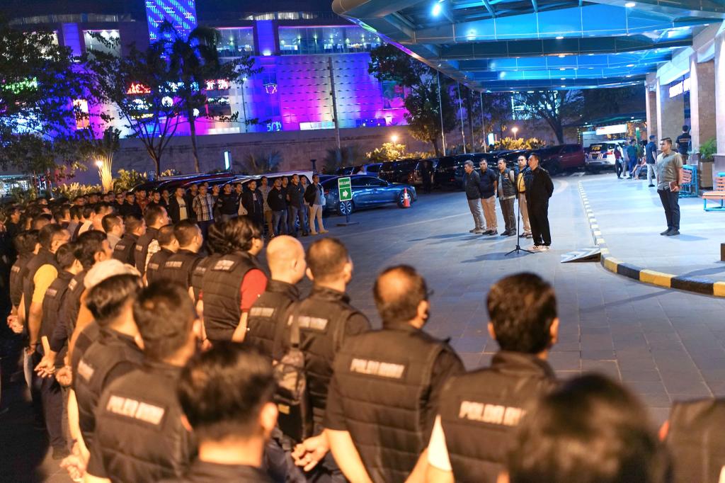 Kapolda Riau memimpin apel gelar pasukan jajaran Satuan Reskrim di halaman parkir Mall SKA kota Pekanbaru, Riau, Jumat (10/3) malam.