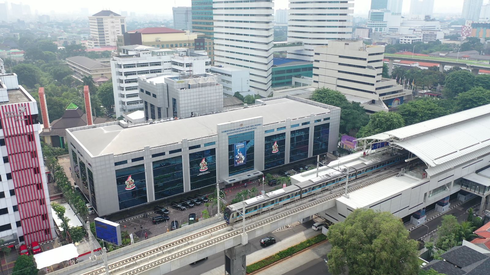 Itjen Kementerian ATR/BPN membebastugaskan Kepala Kantor Pertanahan Jakarta Timur terkait dengan pemberitaan pamer kekayaan di sosial media.