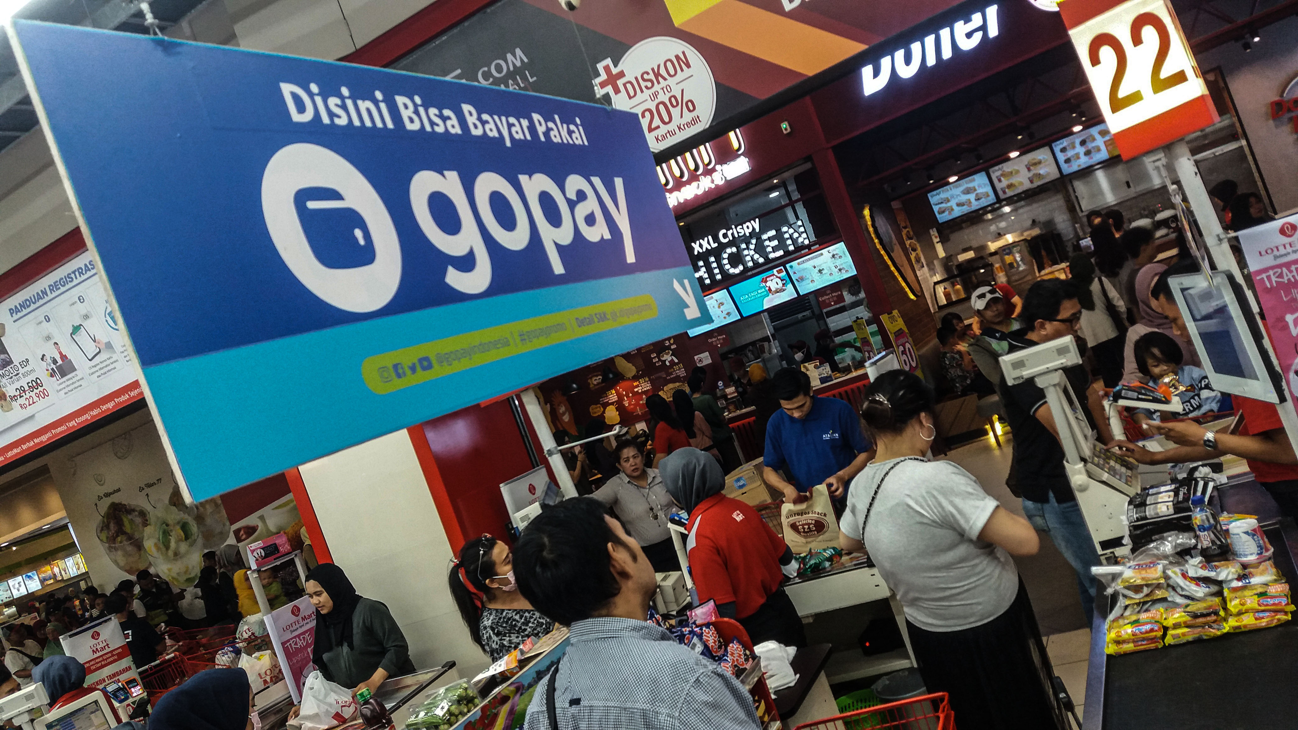  Warga berbelanja kebutuhan rumah tangga di Lotte Mart, Gandaria City, Jakarta