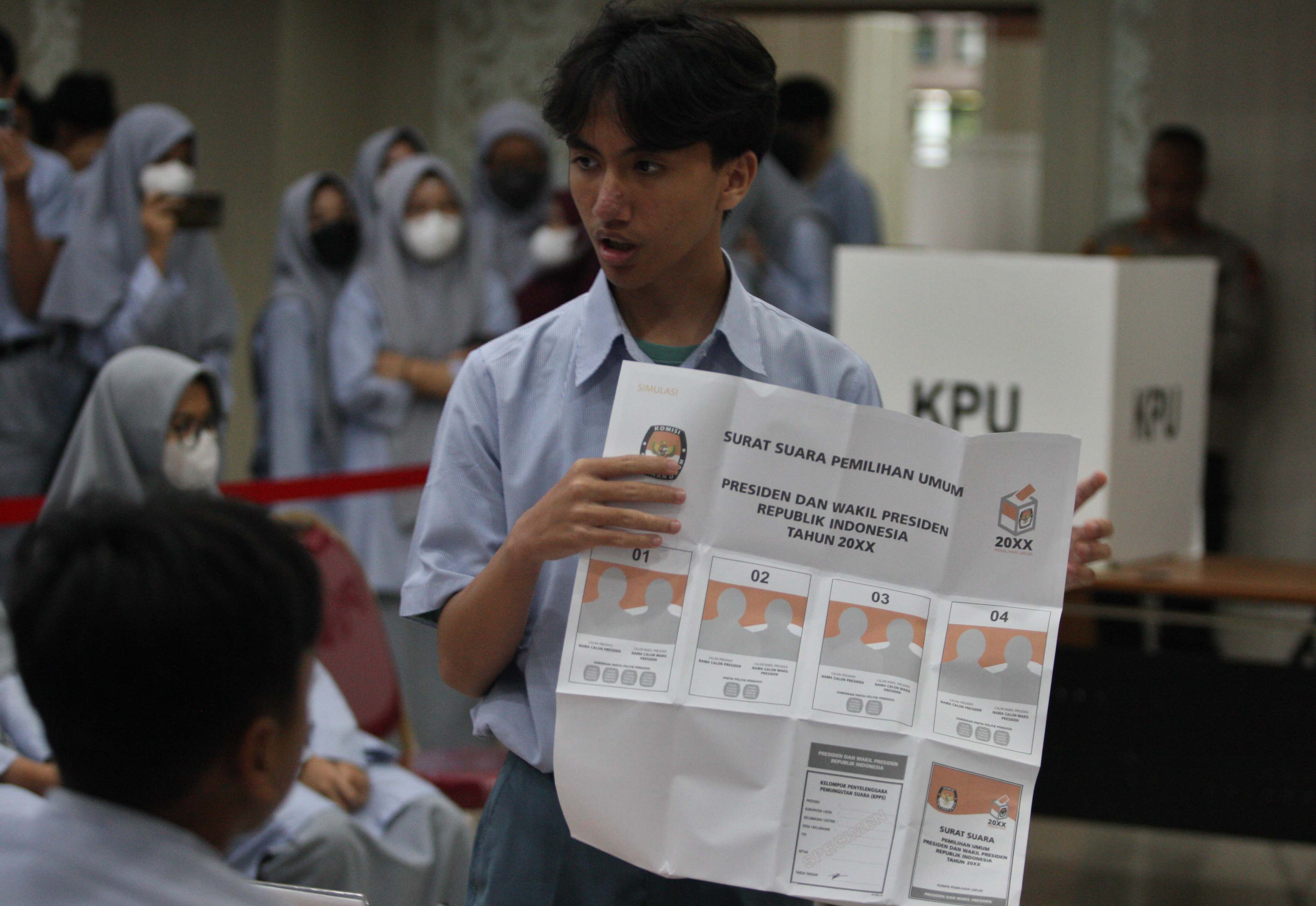 Para siswa melakukan rangkain kegiatan pencoblosan surat suara saat mengikuti simulasi Pemilihan Umum (Pemilu) di Gedung KPU