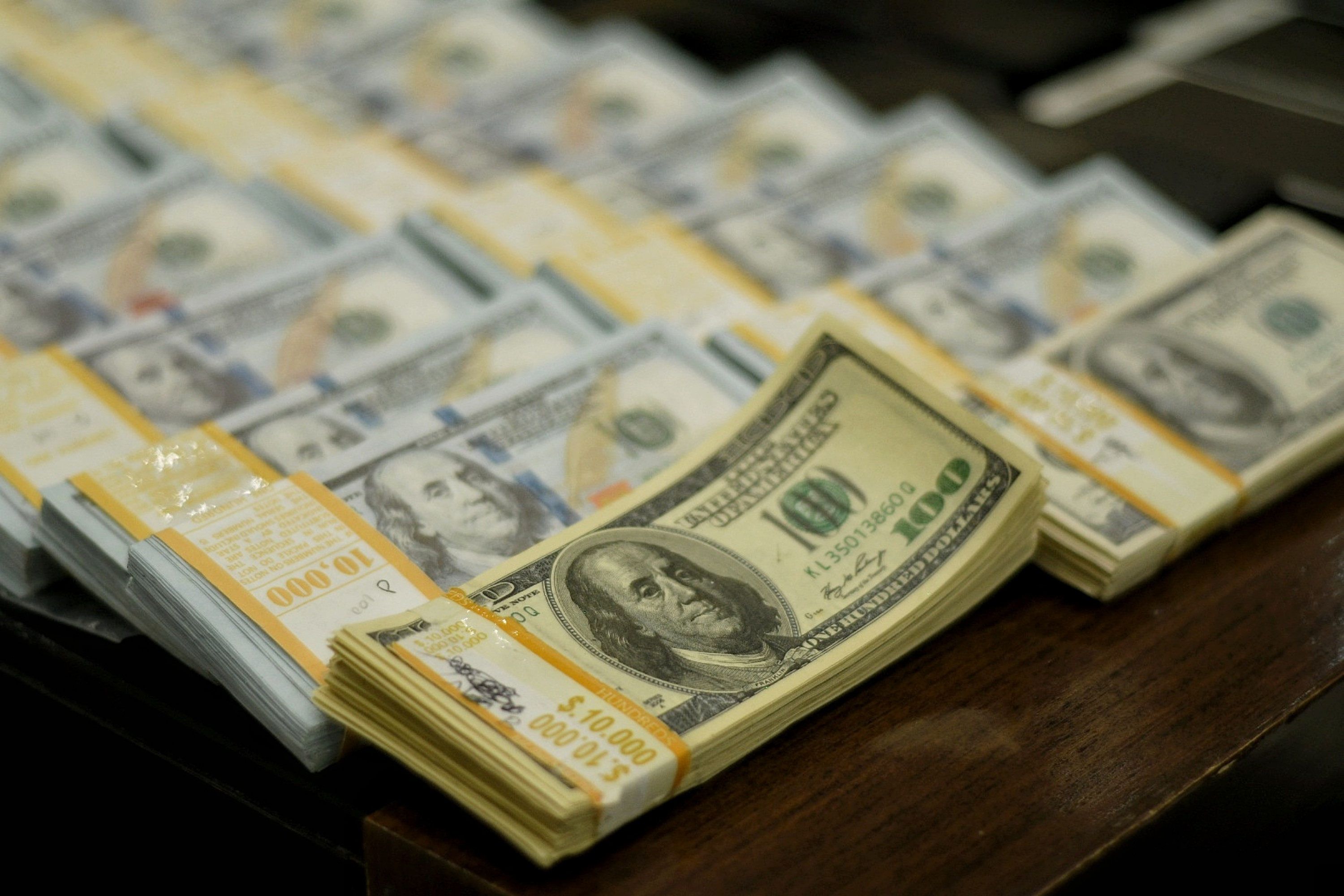 Sejumlah barang bukti yang dihadirkan saat pengungkapan kasus pengedar uang palsu di Bareskrim Polri, Jakarta, Kamis (23/9)