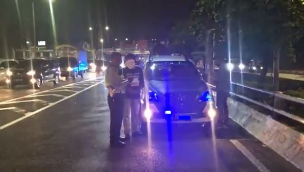 Polisi tindak pengendara yang menggunakan lampu strobo.