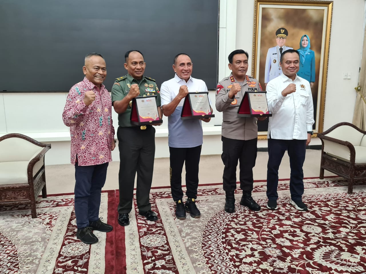 Ketua PWI Pusat (kiri) bersama Kasdam I/BB, Gubernur Sumut, Kapolda Sumut, dan Ketua PWI Sumut.