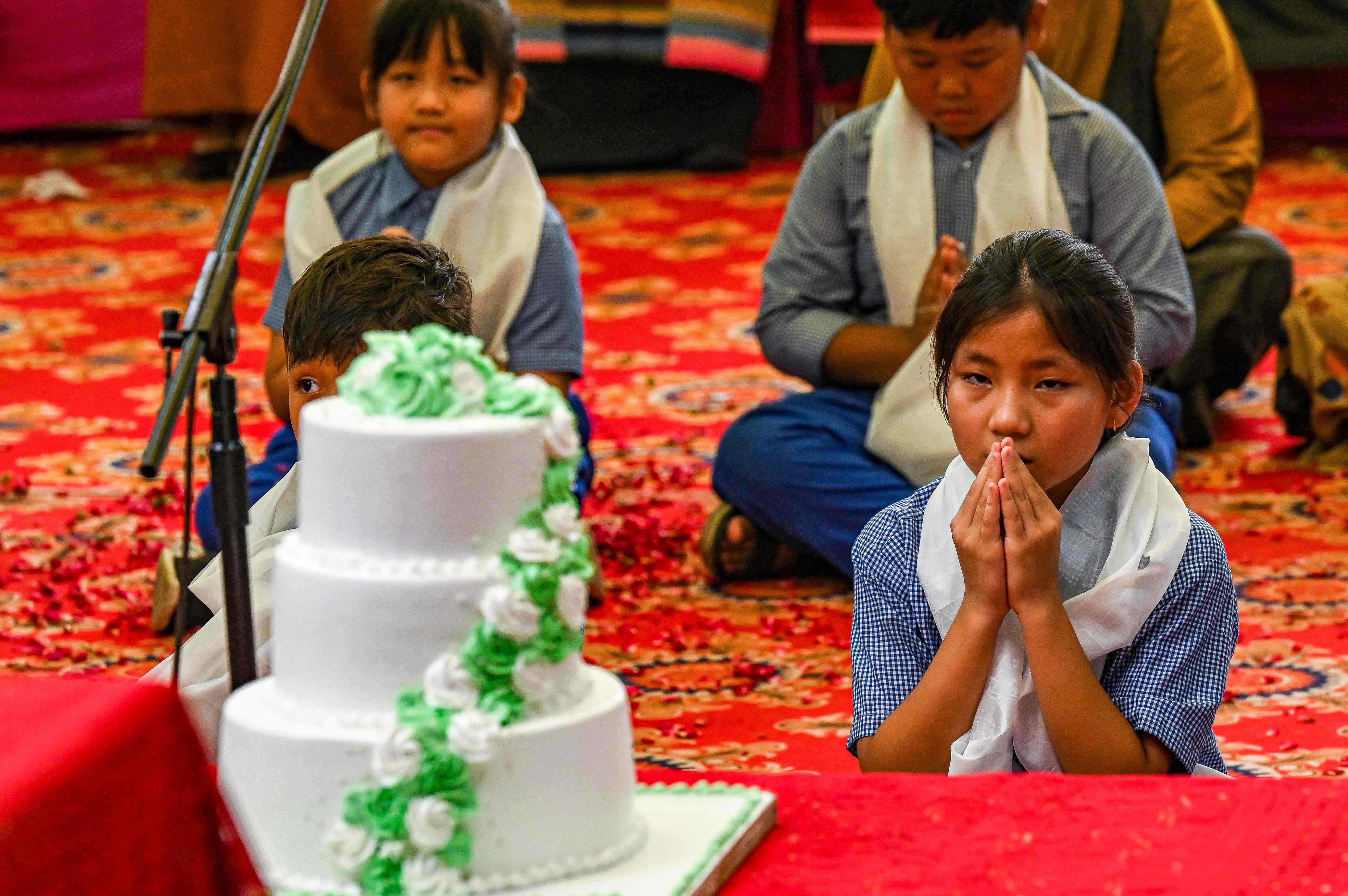Anak-anak Tibet yang hidup di pengasingan saat merayakan HUT pemimpin spiritual Tibet Dalai Lama dan tinggal di  New Delhi, India.