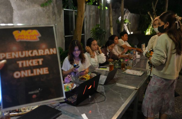 Sejumlah penggemar melakukan penukaran tiket konser DEWA19 di Denpasar, Bali, Selasa (28/2/2023)