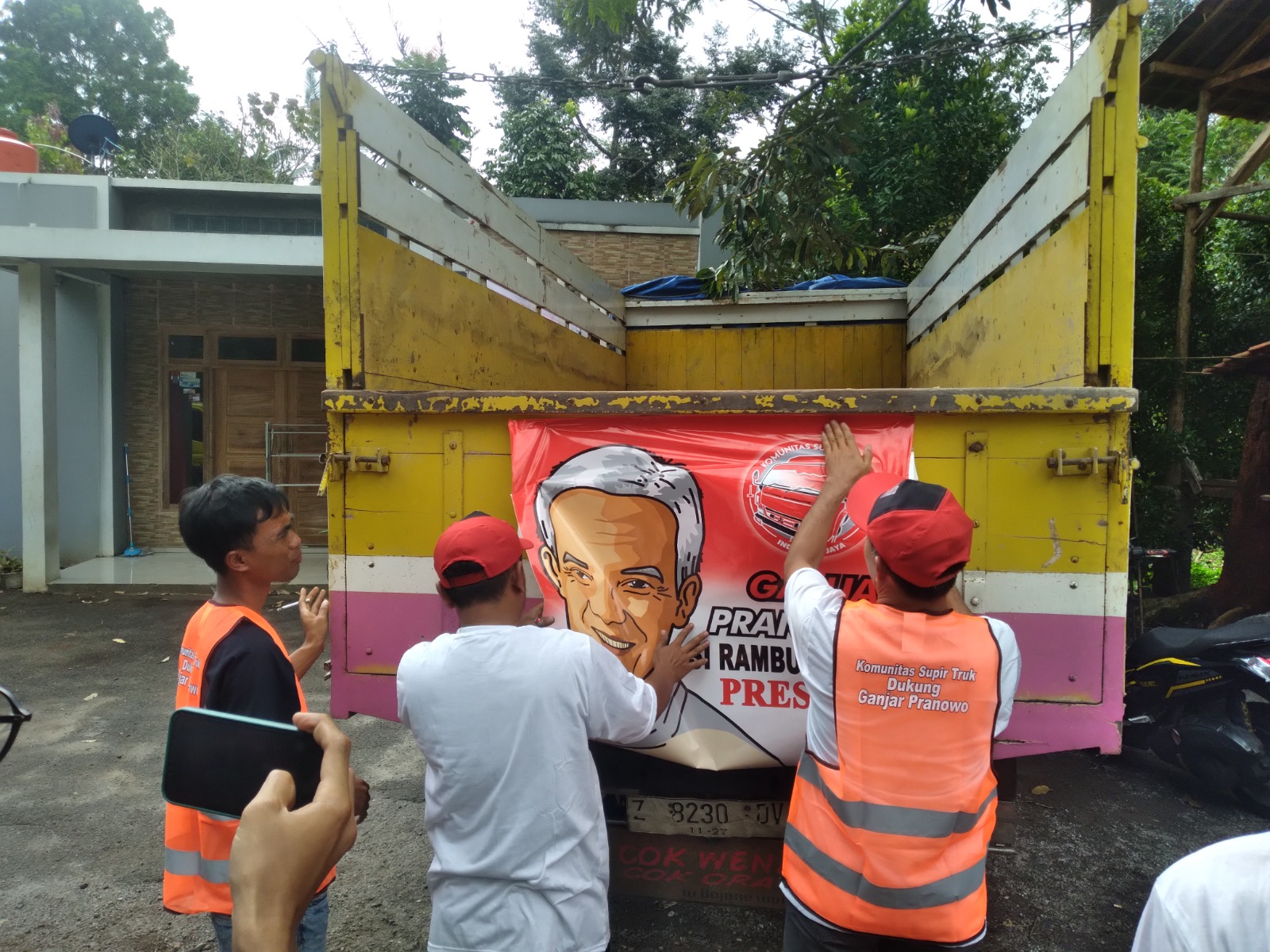 Komuniras Sopir Truk (KST) Dukung Ganjar Jawa Barat menyerahkan bantuan berupa rompi dan sepatu safety untuk para sopir truk di Pool truk Ba