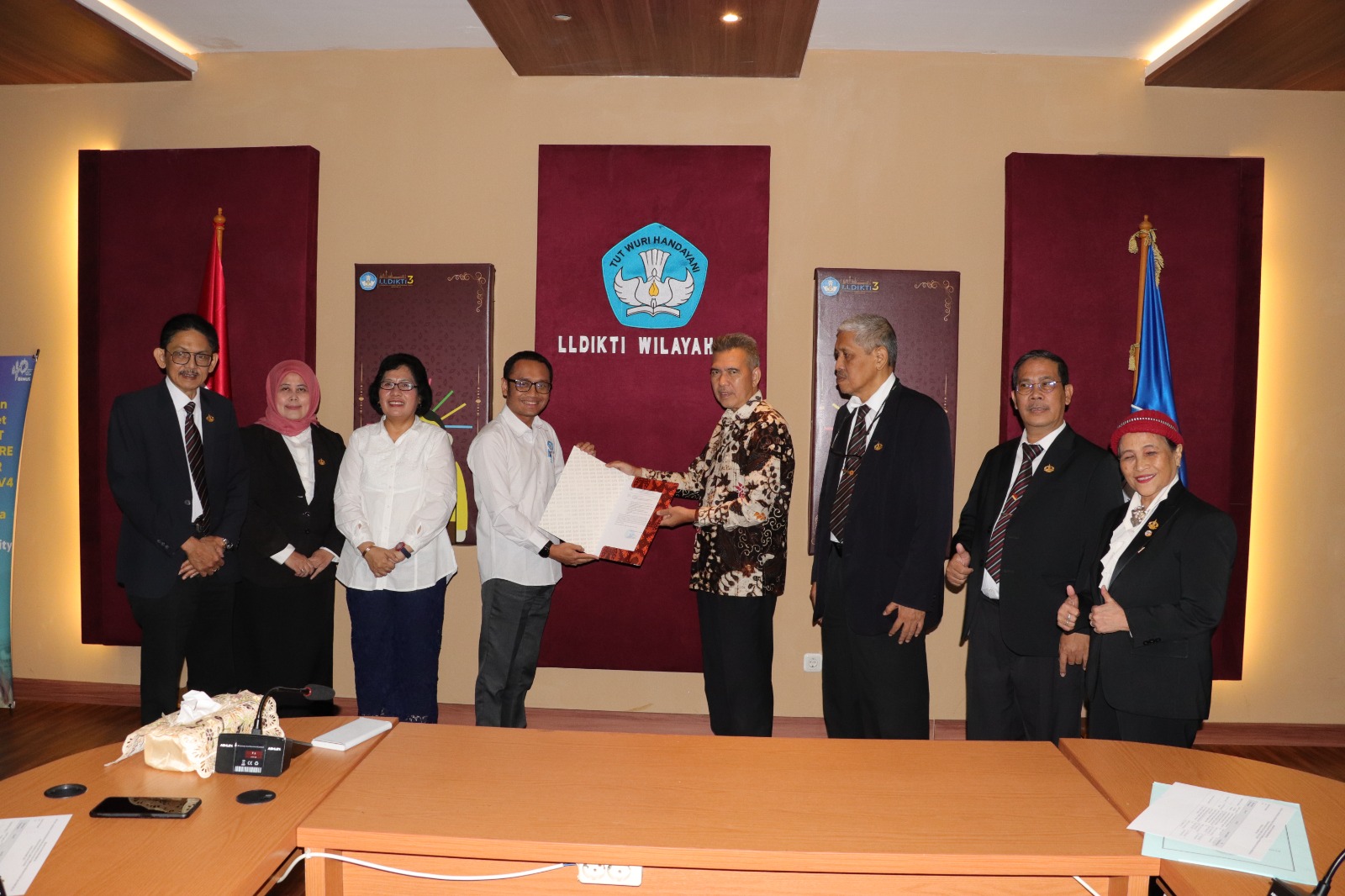 Penyerahan SK Mendikbud-Ristek tentang Perubahan Bentuk STP Trisaksi menjadi Institut Pariwisata Trisakti di Jakarta, Kamis (30/3).