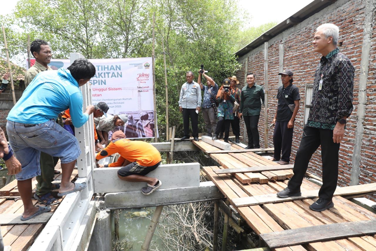 Gubernur Jateng Ganjar Pranowo tinjau pembangunan rumah dengan sistem Rumah Unggul Sistem Panel Instan (Ruspin) di Desa Bedono, Demak.