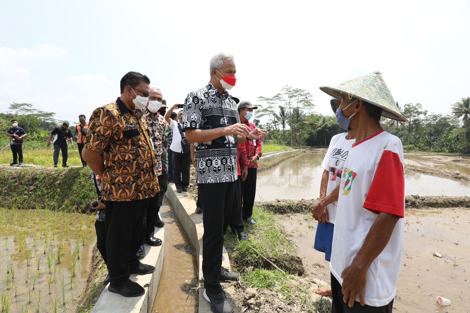 Gubernur Jateng Ganjar Pranowo saat meninjau lahan pertanian padi di Desa Donosari, Kecamatan Patebon, Kabupaten Kendal 