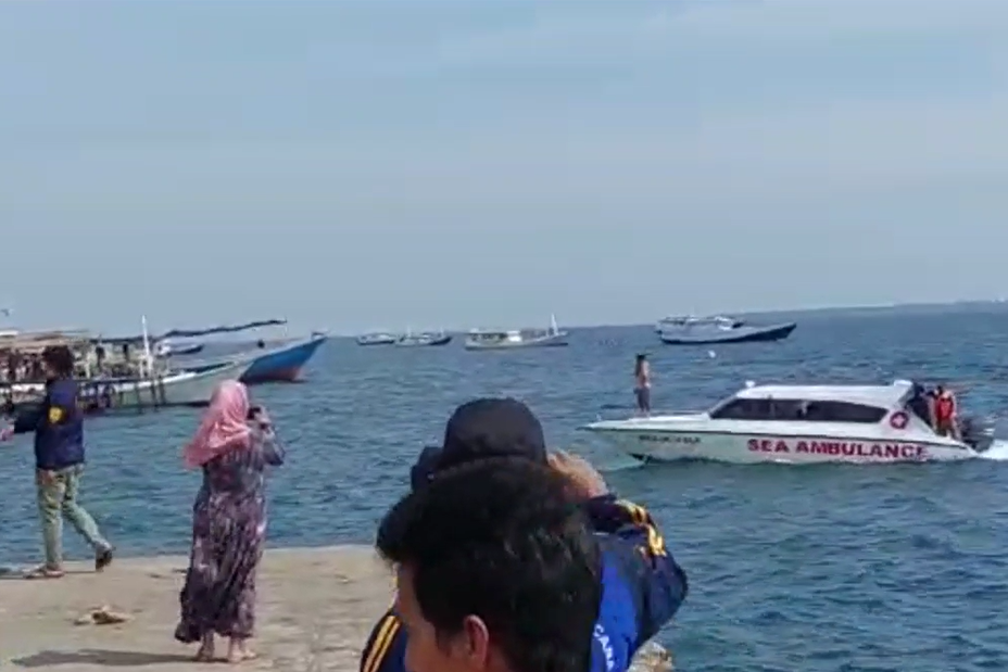 Warga menyambut kedatangan para korban.