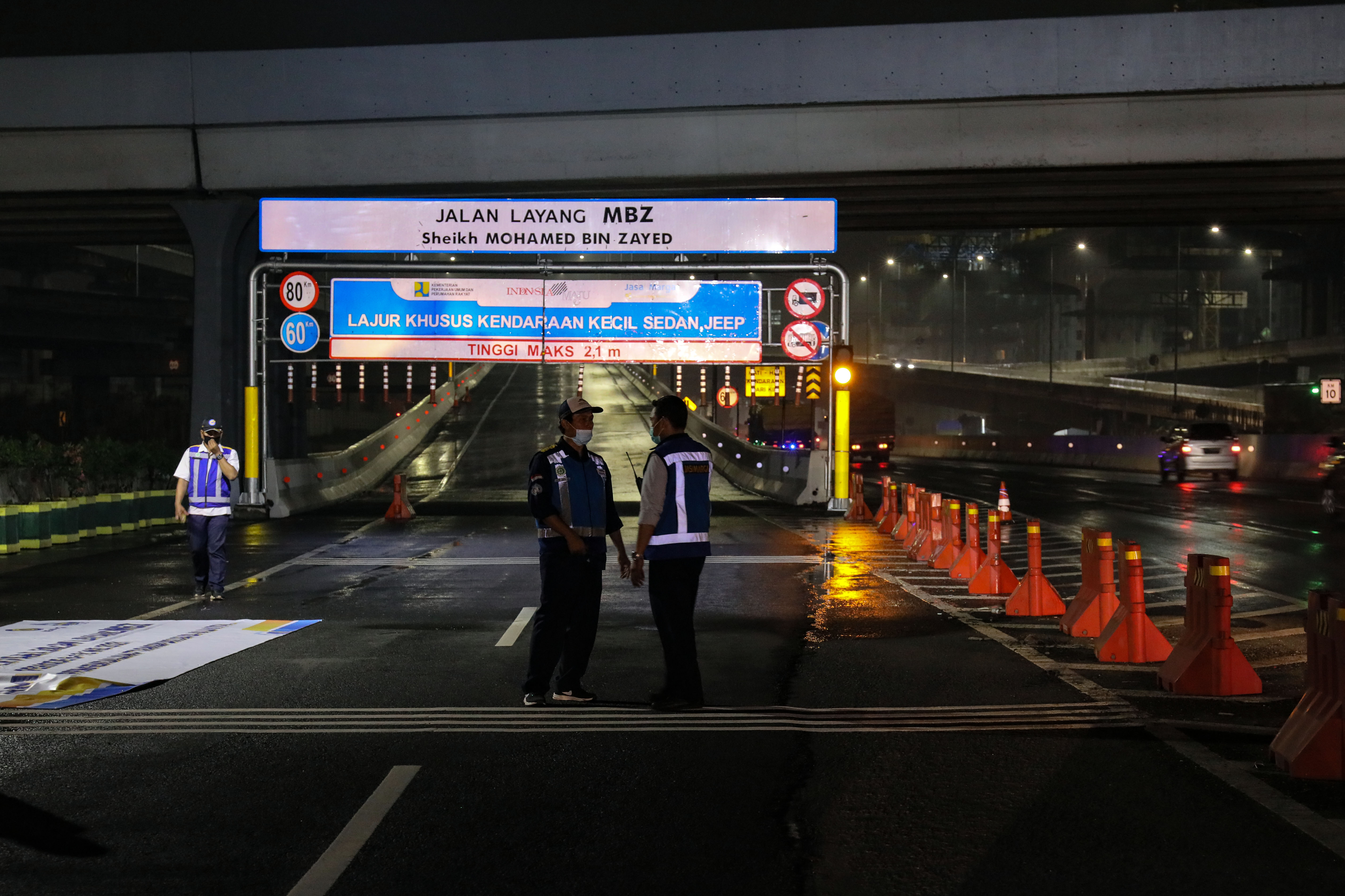 Jalan tol Jakarta-Cikampek (Japek) II atau Jalan Layang Sheikh Mohammed bin Zayed (MBZ).