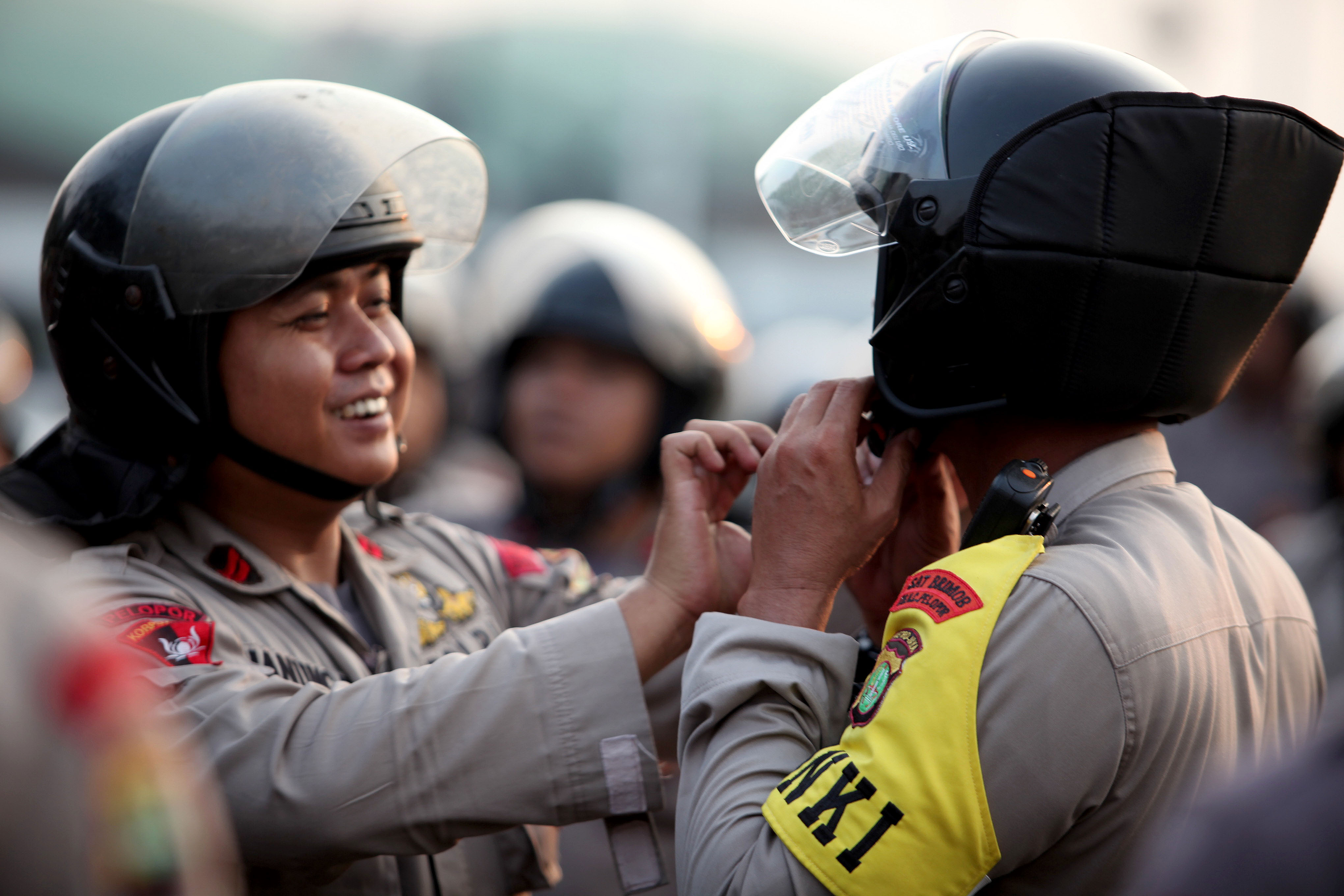 Polisi menyiapkan peralatan saat bersiaga di dalam Gedung DPR, Senayan, Jakarta, Senin (23/9). 