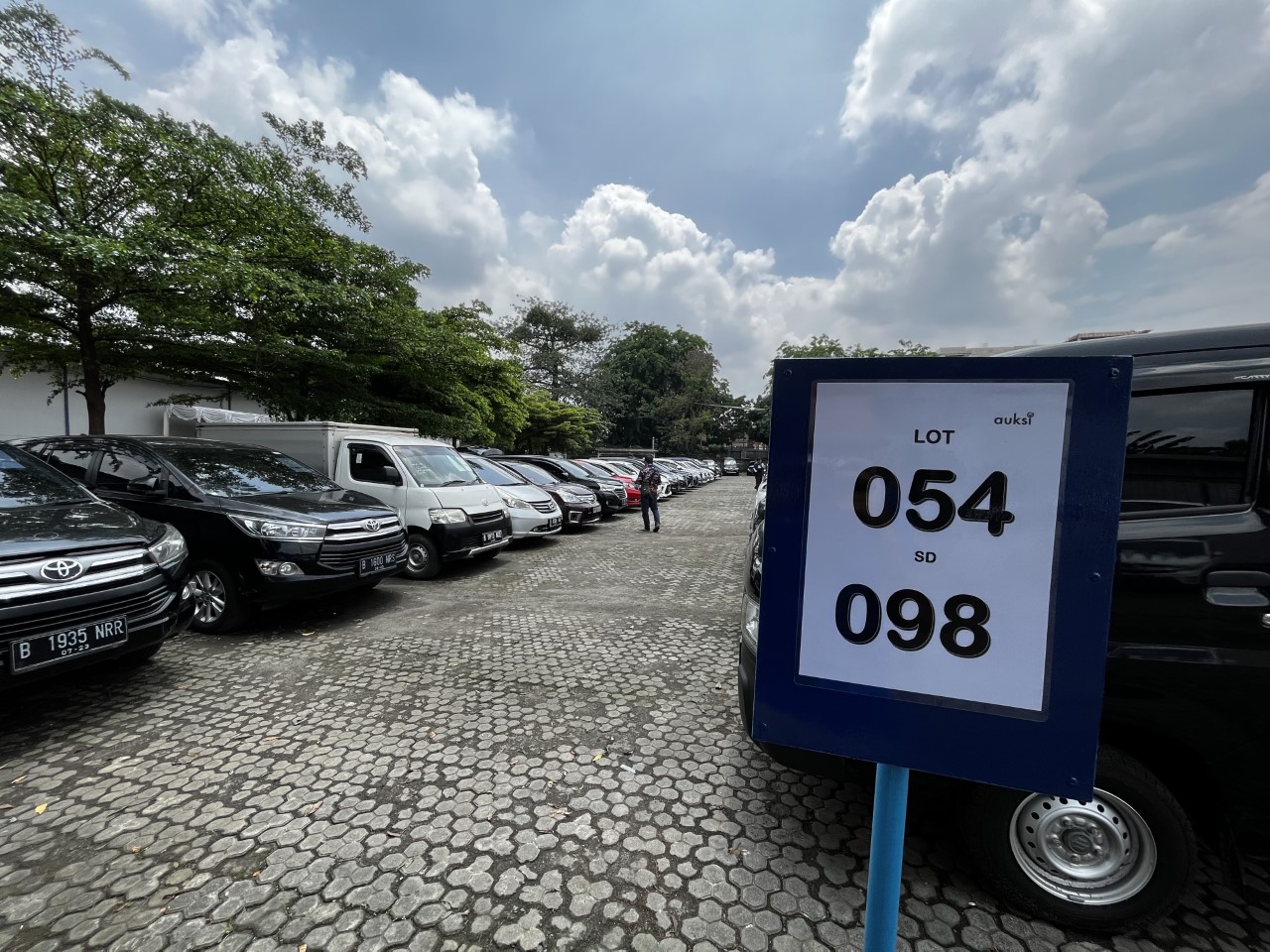 Mobil bekas yang siap dilelang di Auksi