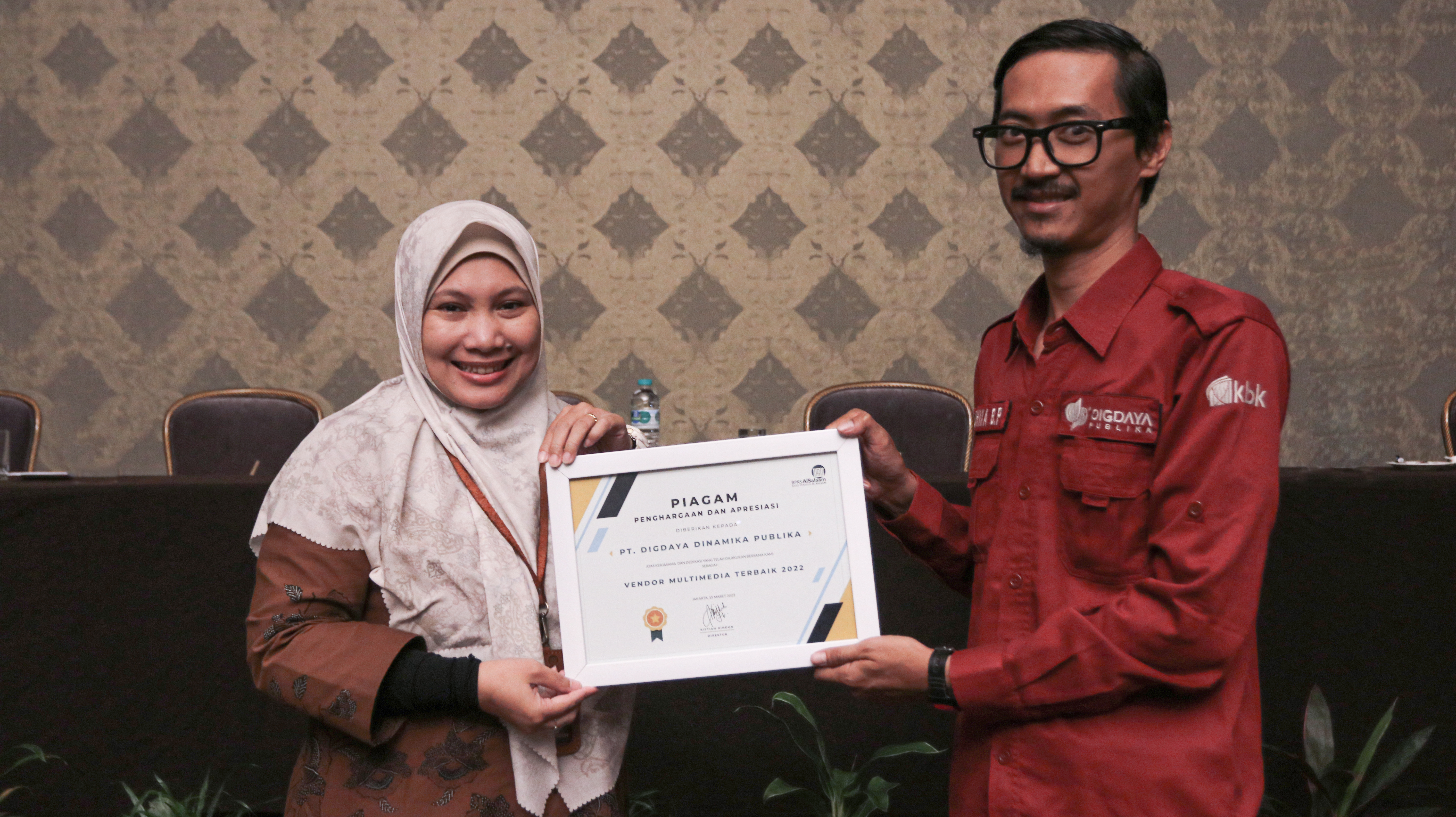 PT Digdaya Dinamika Publika menerima penghargaan sebagai vendor multimedia terbaik 2022 dari BPRS Al Salaam.