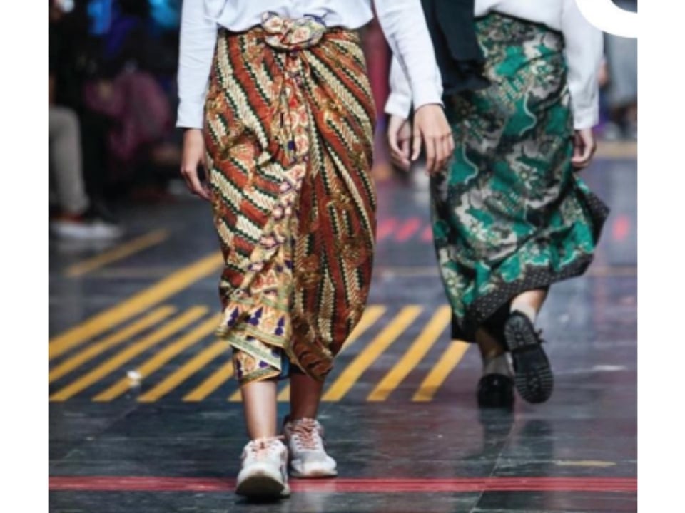 Kampanye mengenakan sarung digelar di car free day (CFD), Thamrin, Jakarta, pada 5 Maret 2023 oleh Indonesian Fashion Chamber.