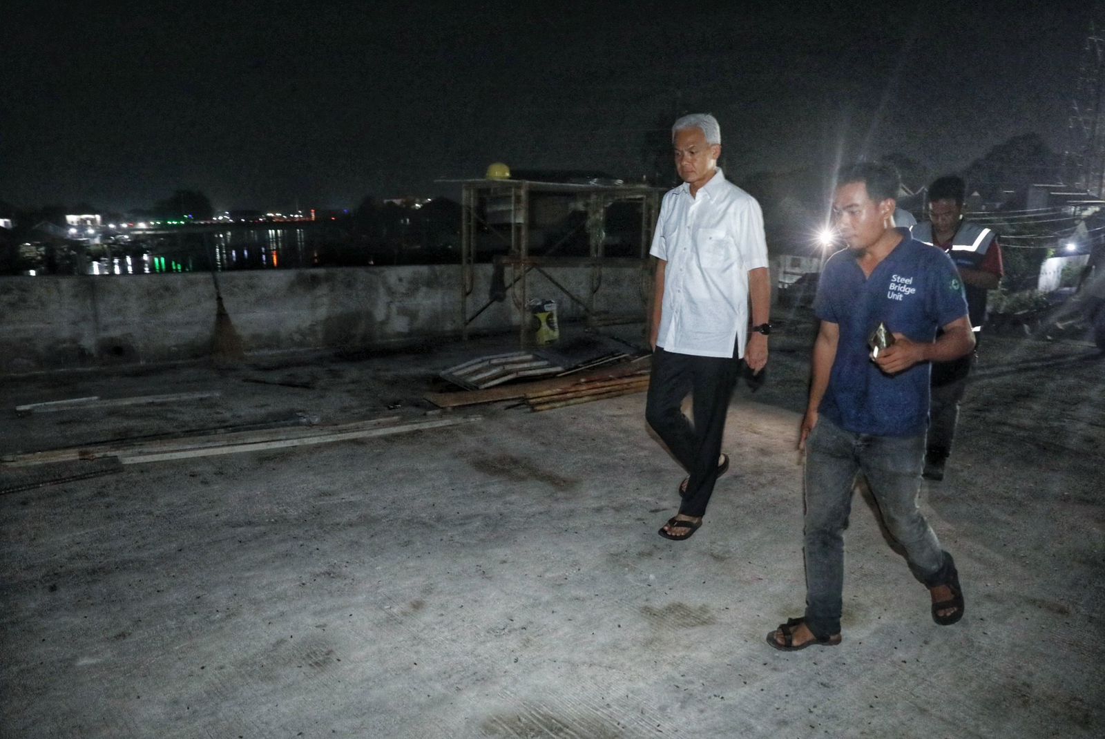 Gubernur Jateng Ganjar Pranowo mengecek perkembangan pengerjaan perbaikan Jembatan Juwana dan perbaikan Jalan Rembang-Pati, Kamis malam (16/