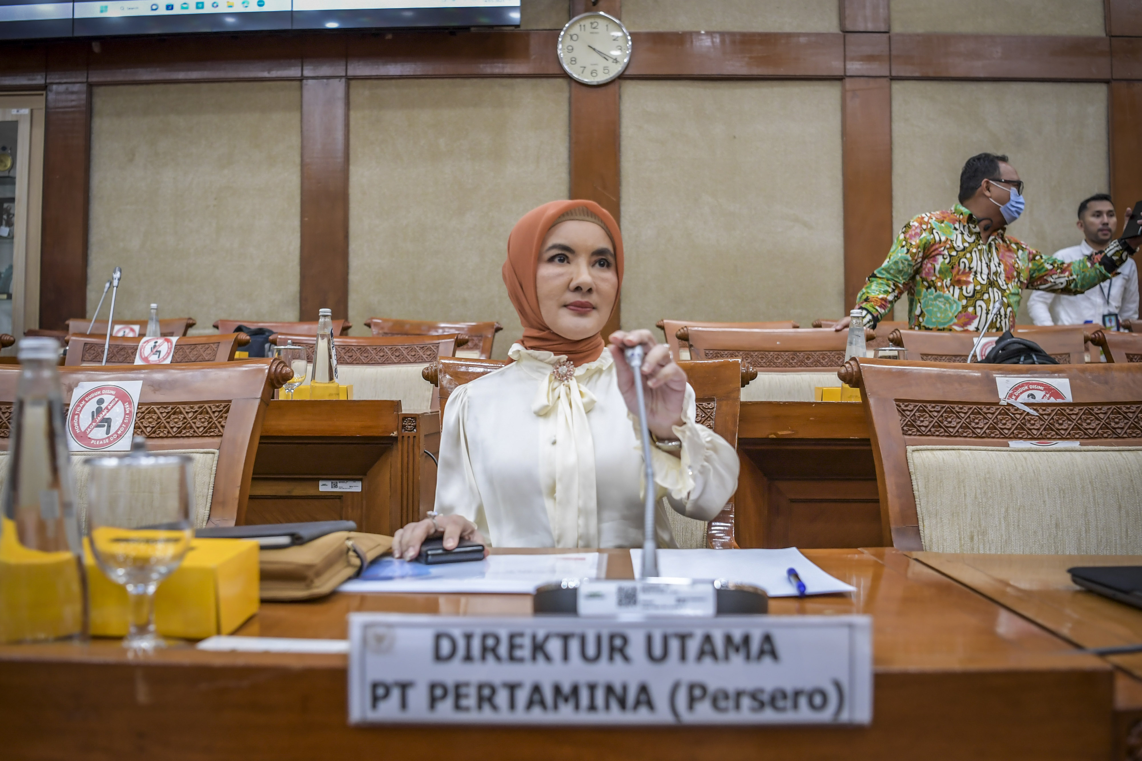 Direktur Utama Pertamina Nicke Widyawati bersiap mengikuti rapat dengar pendapat dengan Komisi VI DPR di kompleks Parlemen, Senayan, Jakarta