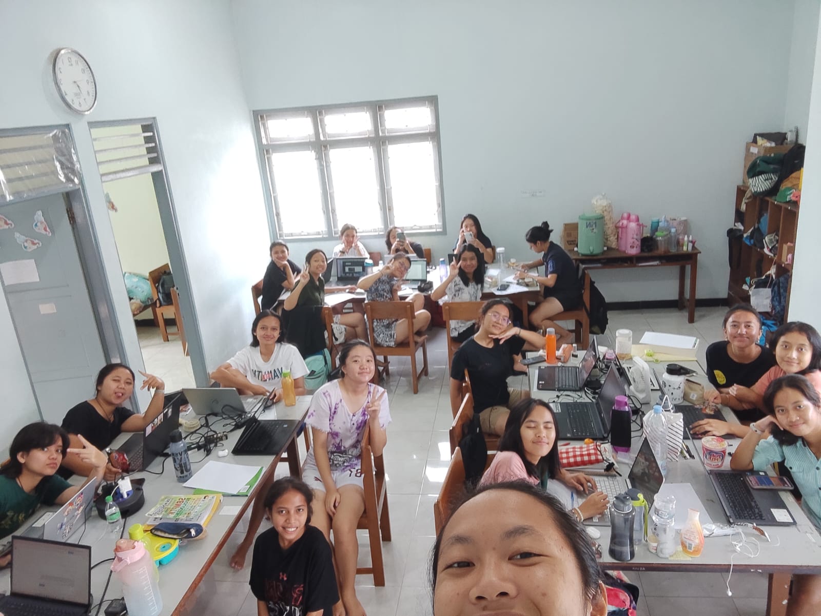 BELAJAR BERSAMA: Kegiatan rutin Laras bersama teman-teman belajar bersama di asrama SMA Pangudi Luhur Van Lith, Muntilan  