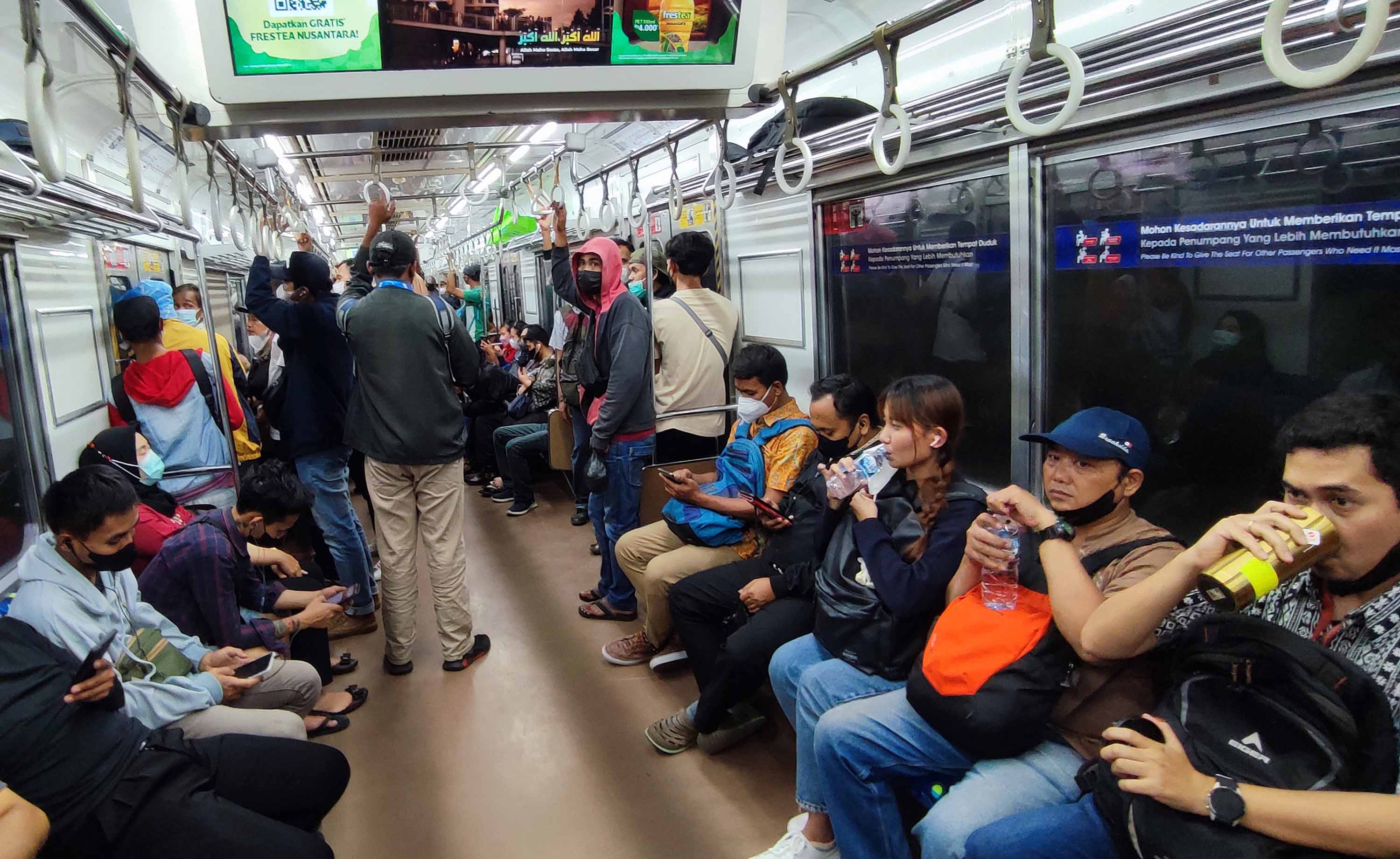 Suasana di dalam kereta KAI Commuter