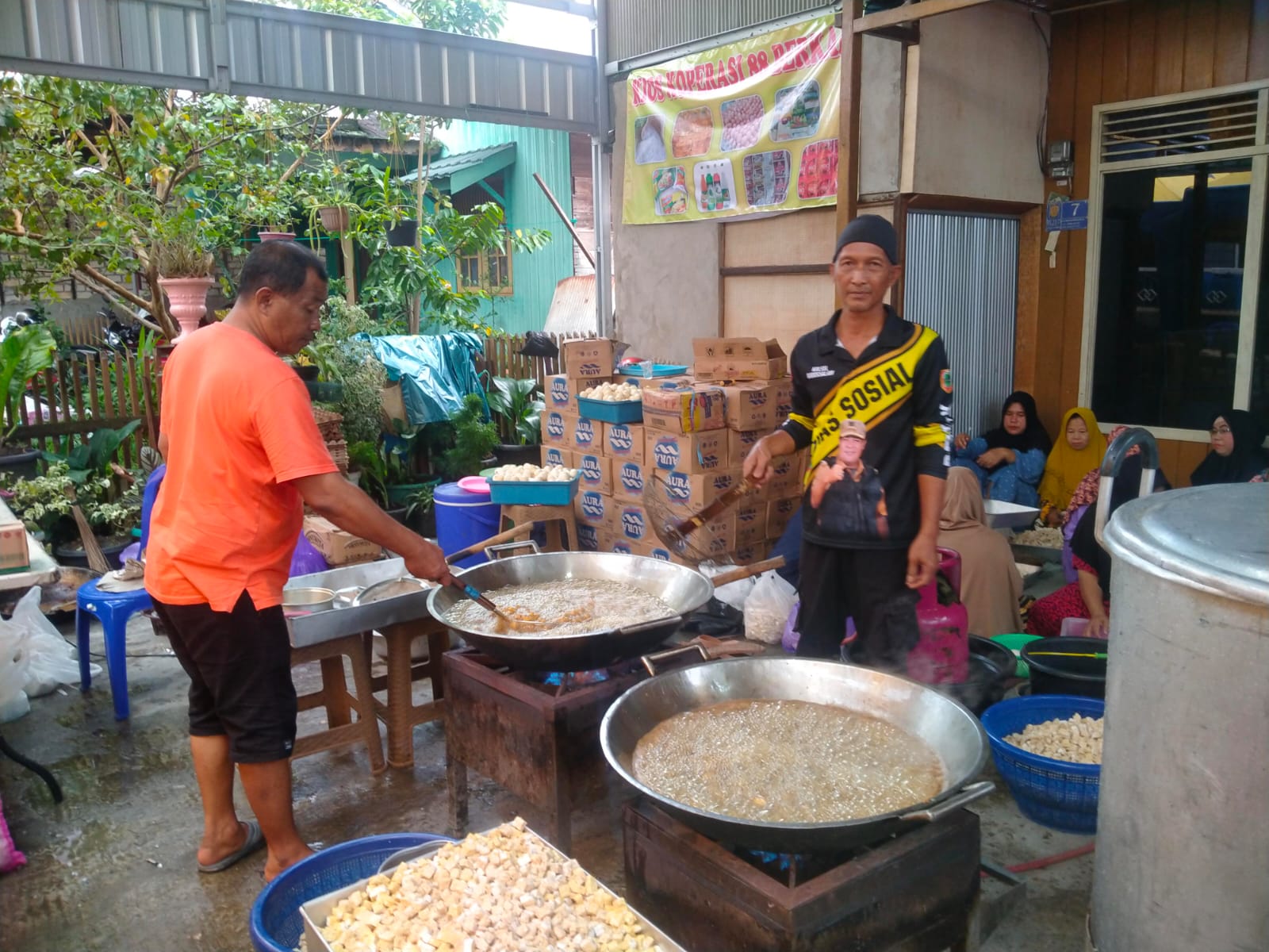 Petugas dari Dinas Sosial Kalimantan Selatan menyiapkan makanan untuk konsumsi Haul Guru Zuhdi