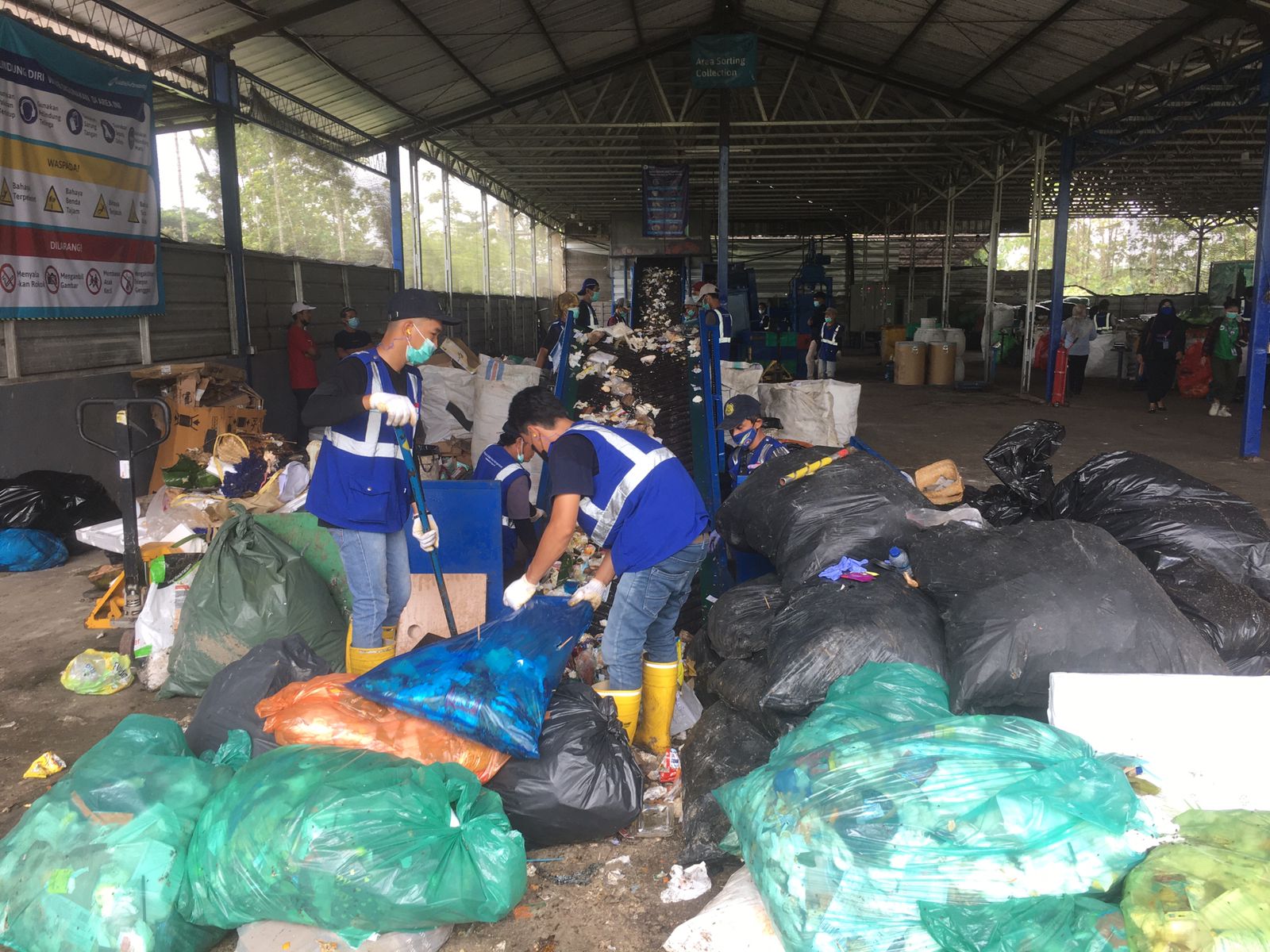 Rumah Pemulihan Material (RPM) atau Material Recovery Fasility milik waste4change yang sanggup mengolah limbah sebanyak 200 ton per hari. 