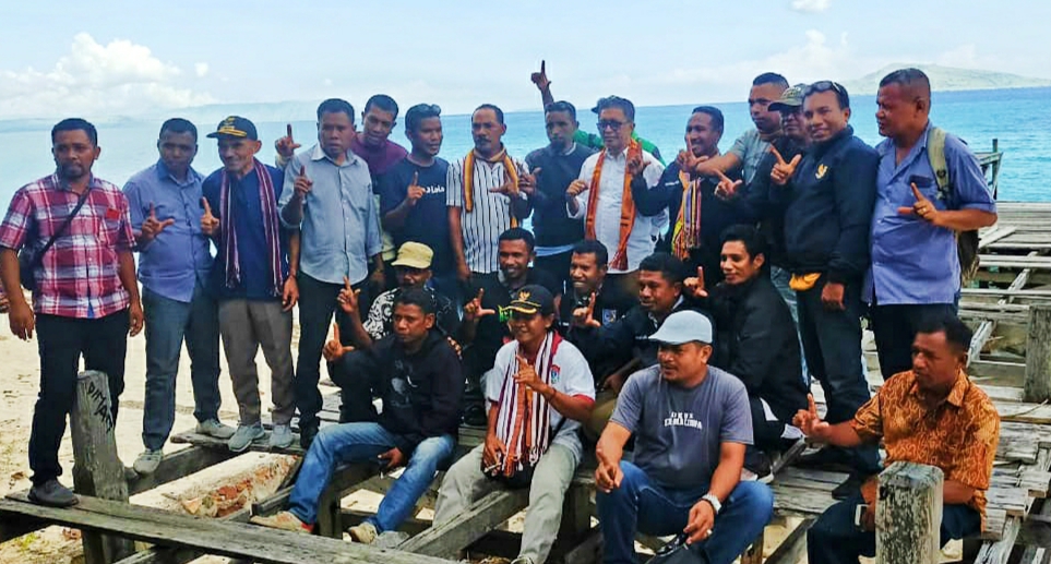 Sejumlah kepala desa bersama Pj Bupati Lembata Marsianus Jawa