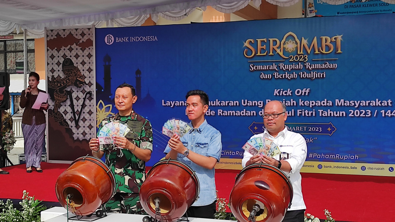 Kepala BI Solo bersama segenap Forkompimda menunjukkan lima pecahan uang emisi baru yang disediakan dalam layanan penukaran menyambut Ramads