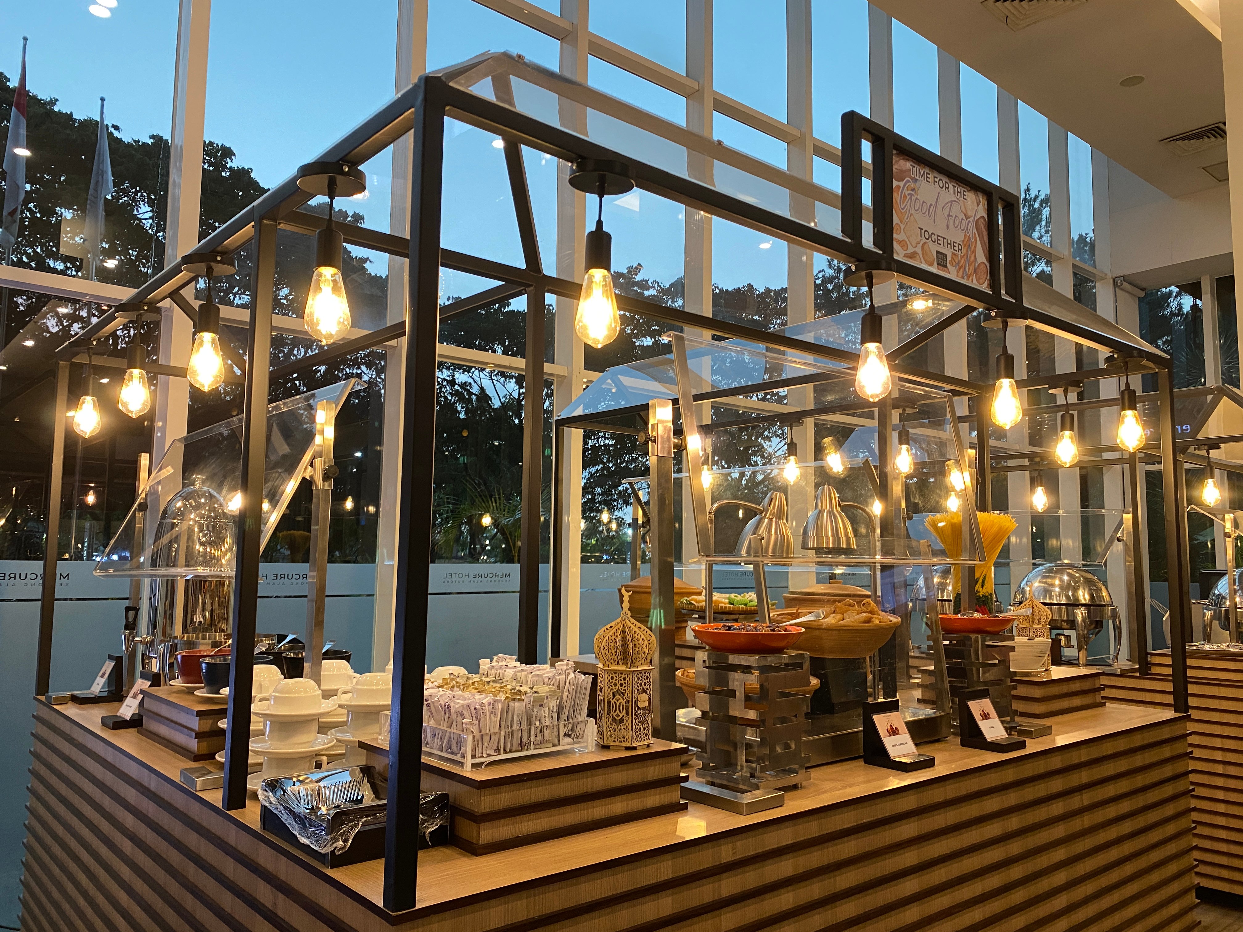 Menyambut bulan suci Ramadan, Mercure Serpong Alam Sutera menyajikan menu-menu lezat mulai dari Takjil.
