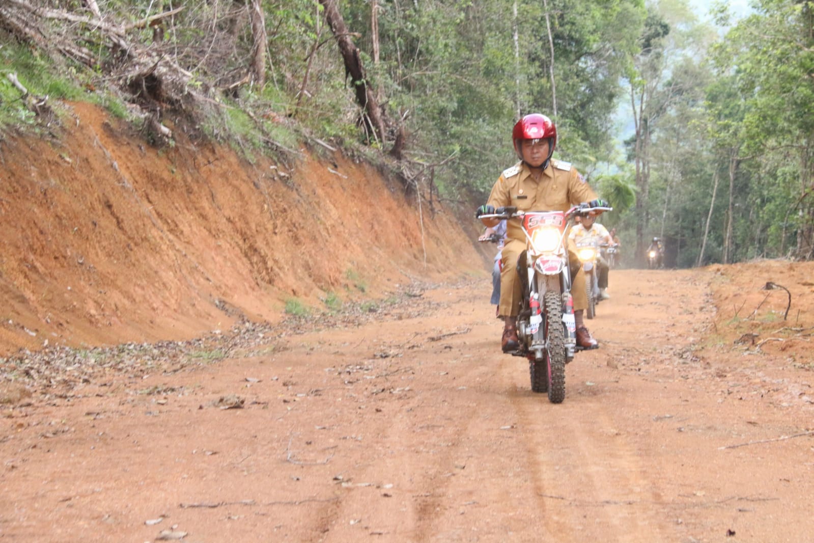 Bupati Tapanuli Utara, Sumatra Utara, Nikson Nababan mengunjungi sejumlah daerah terpencil dengan sepeda motor
