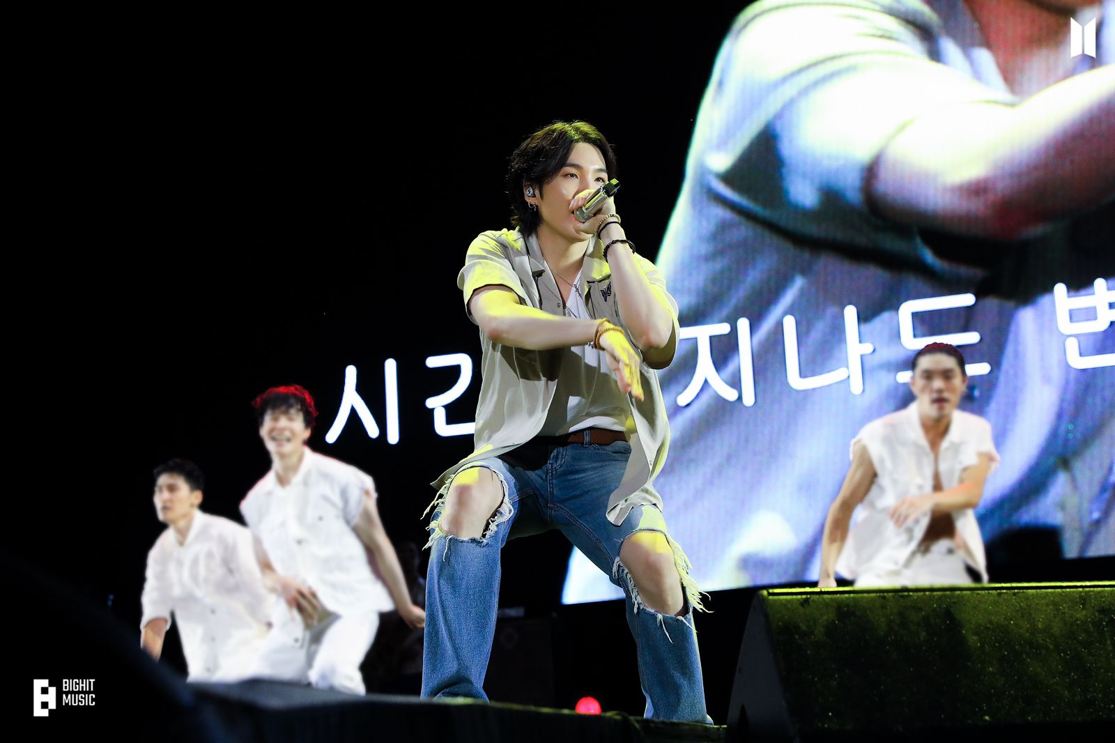 Weverse membagikan foto Suga di hari ulang tahunnya ke-30, Kamis (9/3/2023)