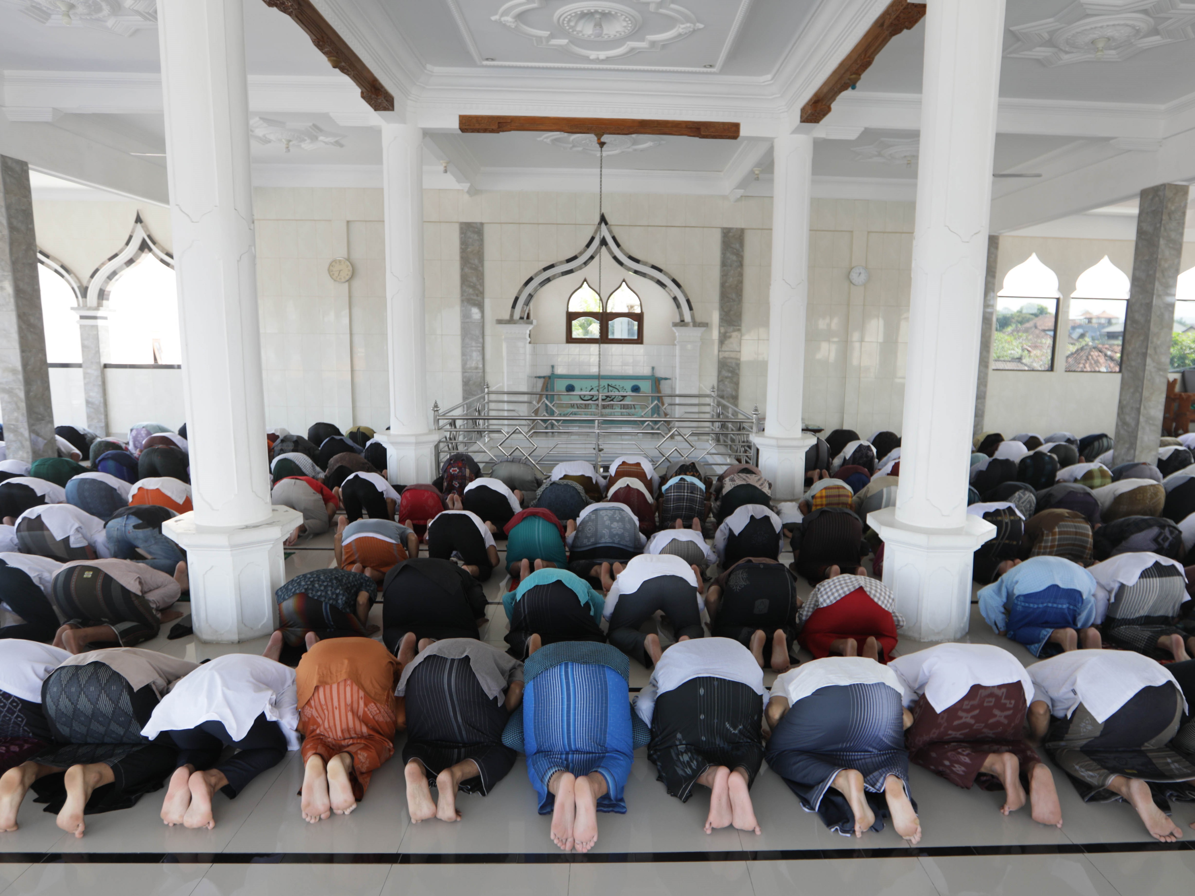 Arti Tumakninah dan Cara Melakukannya dalam Salat