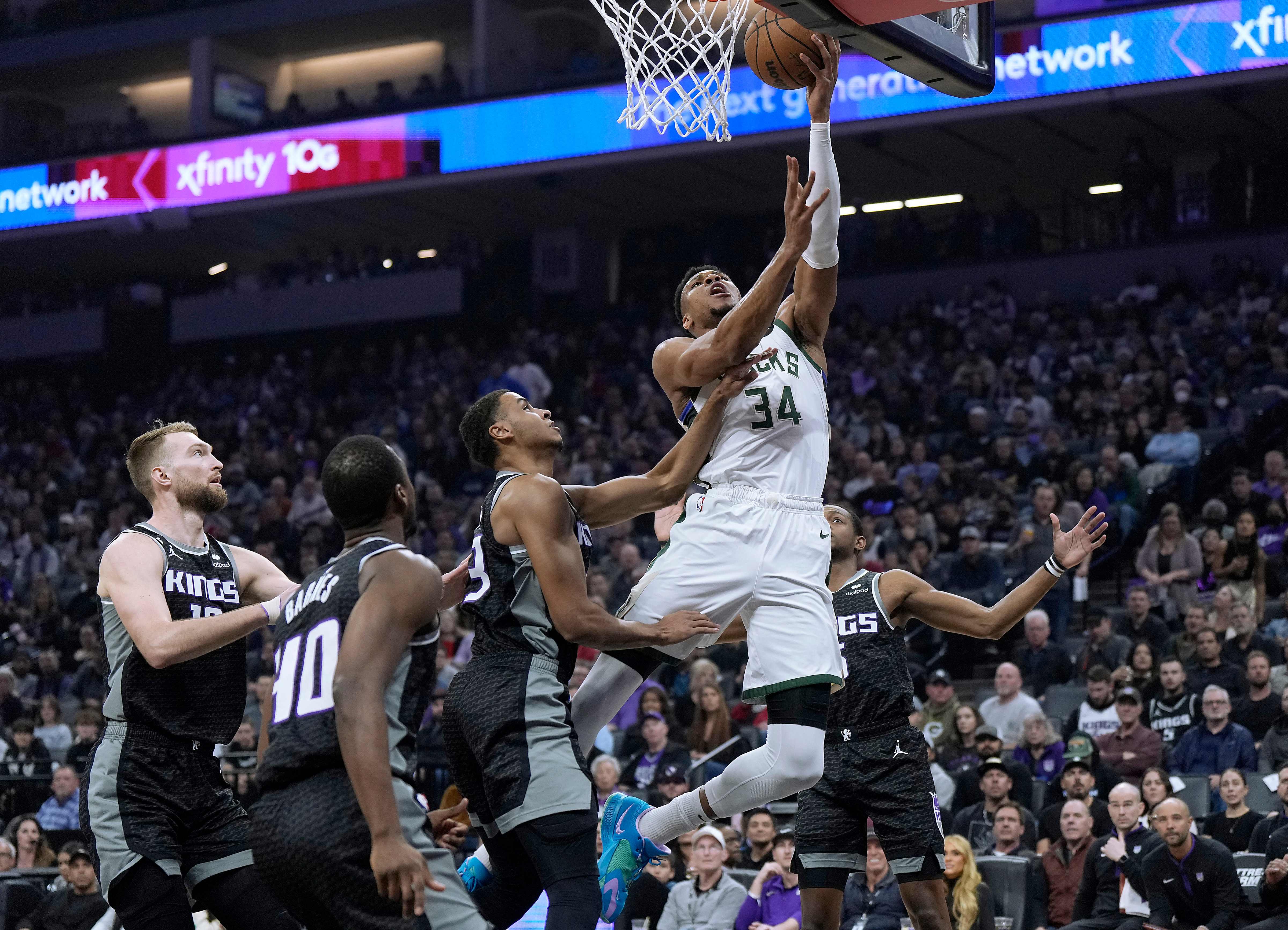 Bintang Milwaukee Bucks Giannis Antetokounmpo melakukan lay up dalam laga NBA melawan Sacramento Kings.