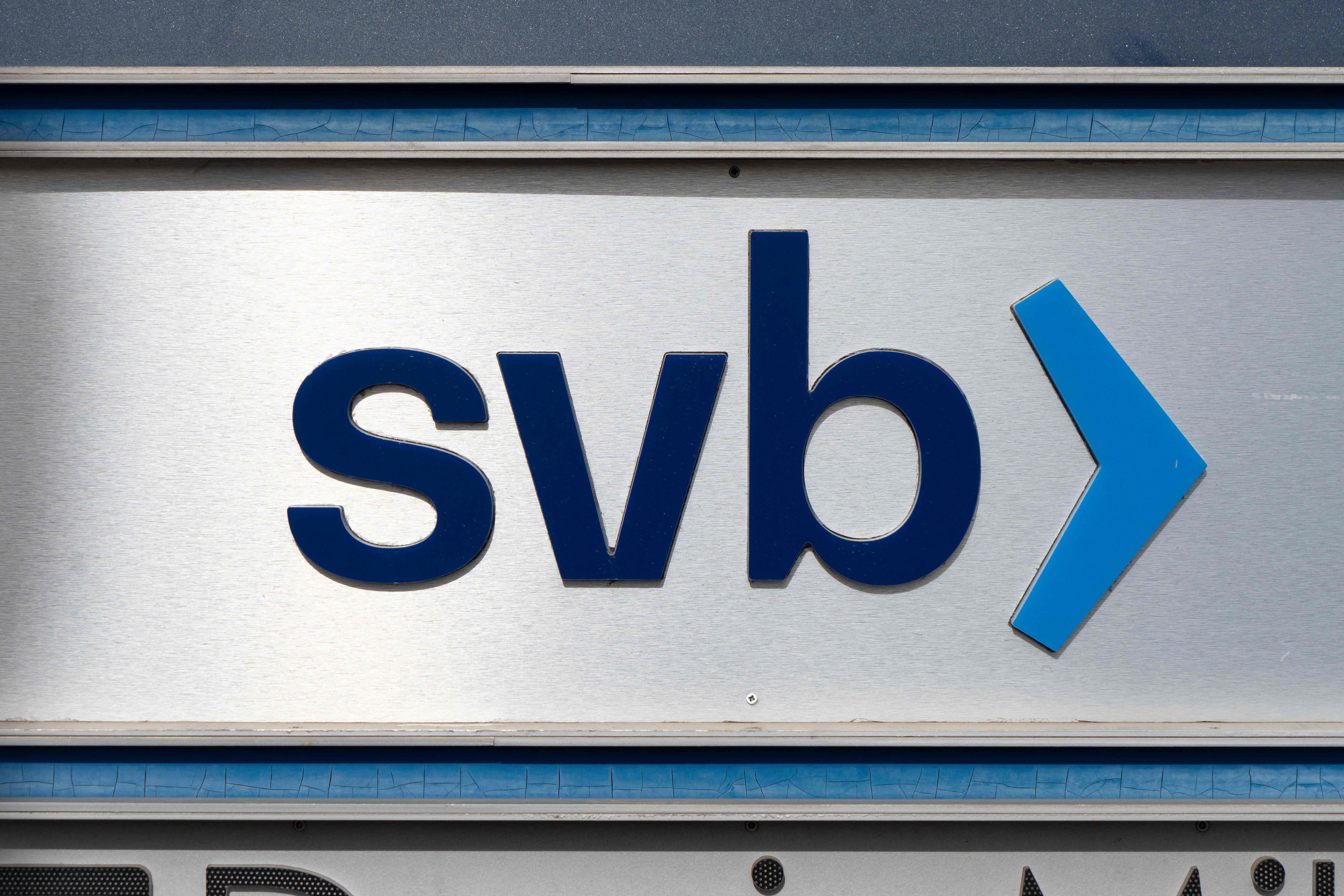 Logo Silicon Valley Bank di Tempe, Arizona, Amerika Serikat.