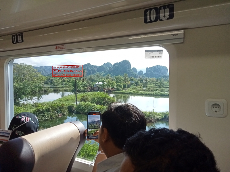 Menteri Perhubungan RI, Budi Karya Sumadi, menjajal jalur kereta api Trans Sulawesi