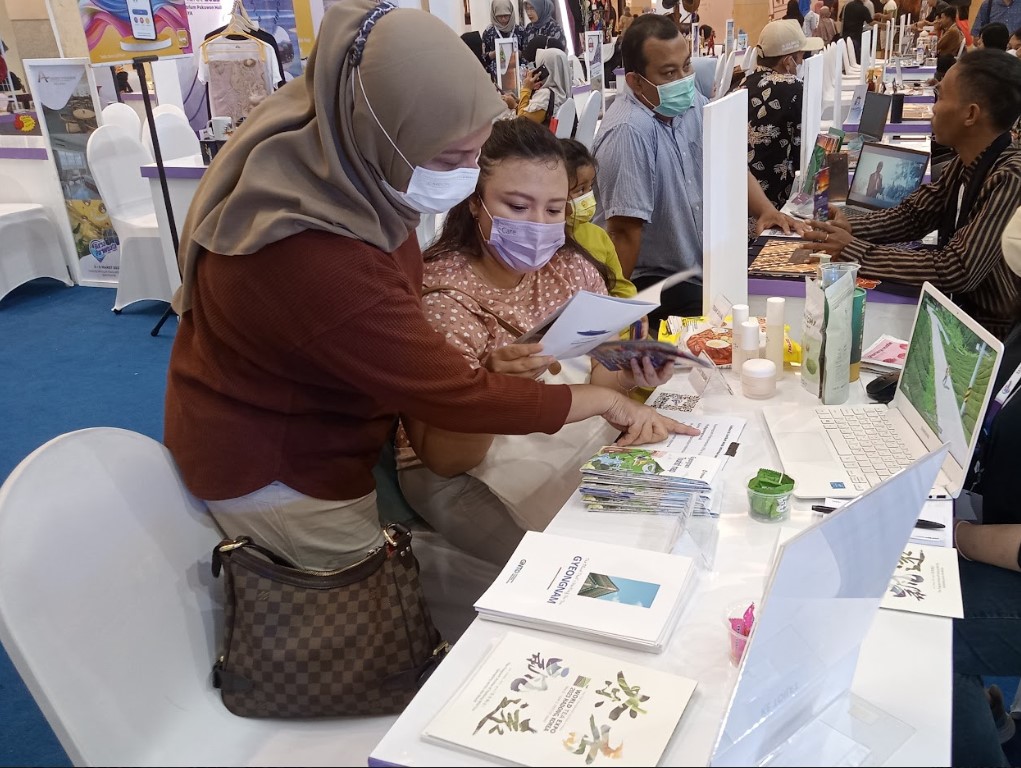 Pengunjung melihat-lihat brosur soal pariwisata Gyeongnam di acara Bursa Pariwisata Jawa Timur 2023