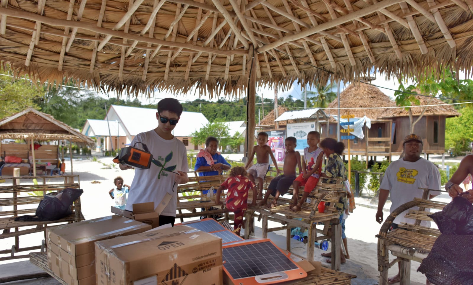 Arnold Surjaputra dengan panel surya