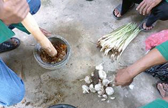  Petani mengikuti praktik membuat pupuk organik yang difasilitasi SMKPPN Banjarbaru, Kalimantan Selatan.