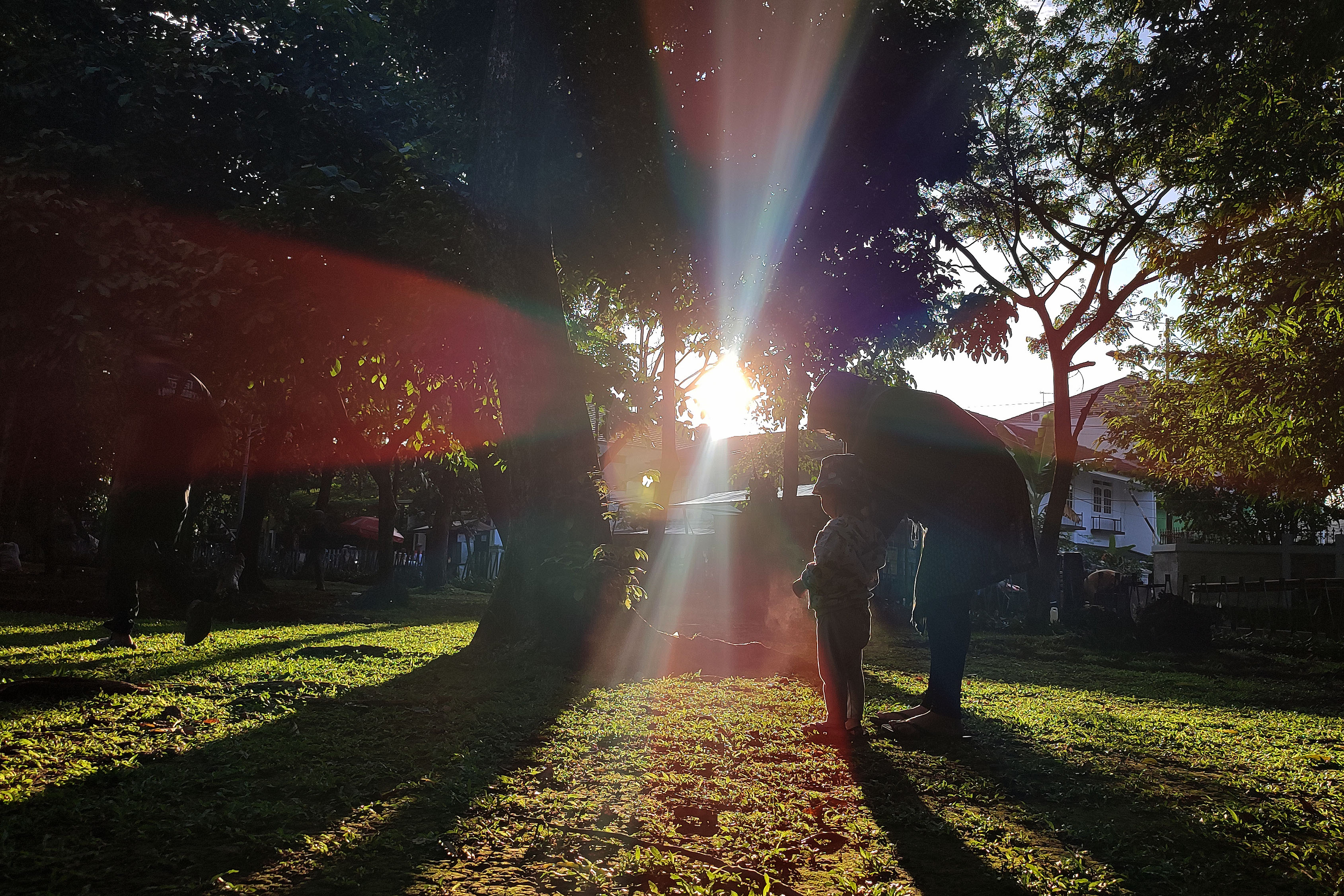 Warga beraktifitas dan bersantai menikmati senja di Taman Bendi, Kebayoran, Jakarta, Kamis (9/3/2023).