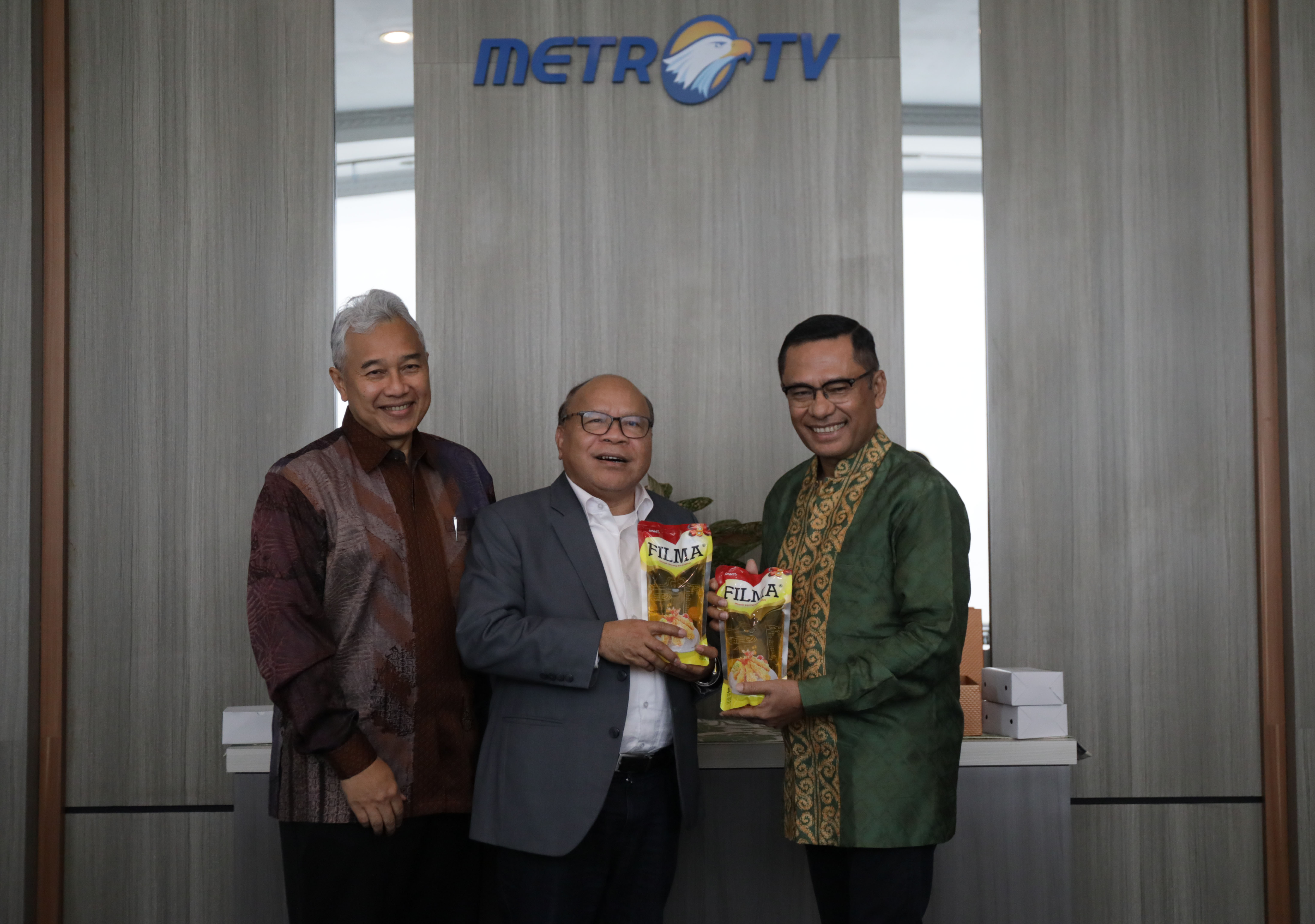 Presiden Direktur Metro TV, Don Bosco Selamun menerima secara simbolis minyak goreng dari Managing Director President Office Sinarmas