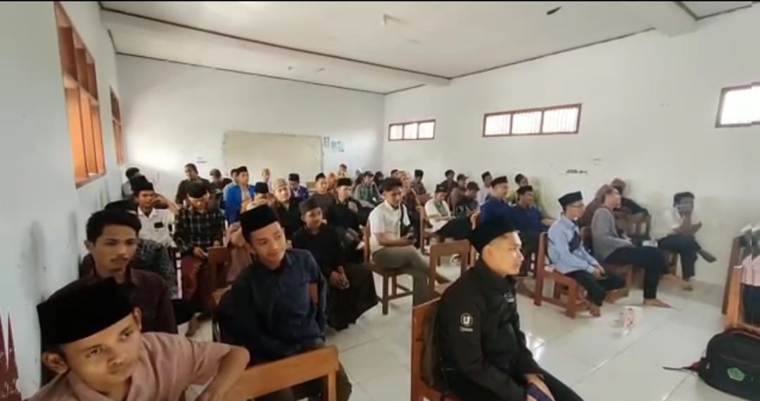 Para santri Ponpes Hidayatul Muntadi'in, Kelurahan Randugunting, Kecamatan Selatan, Kota Tegal sedang mengikuti pelatihan pembuatan konten m