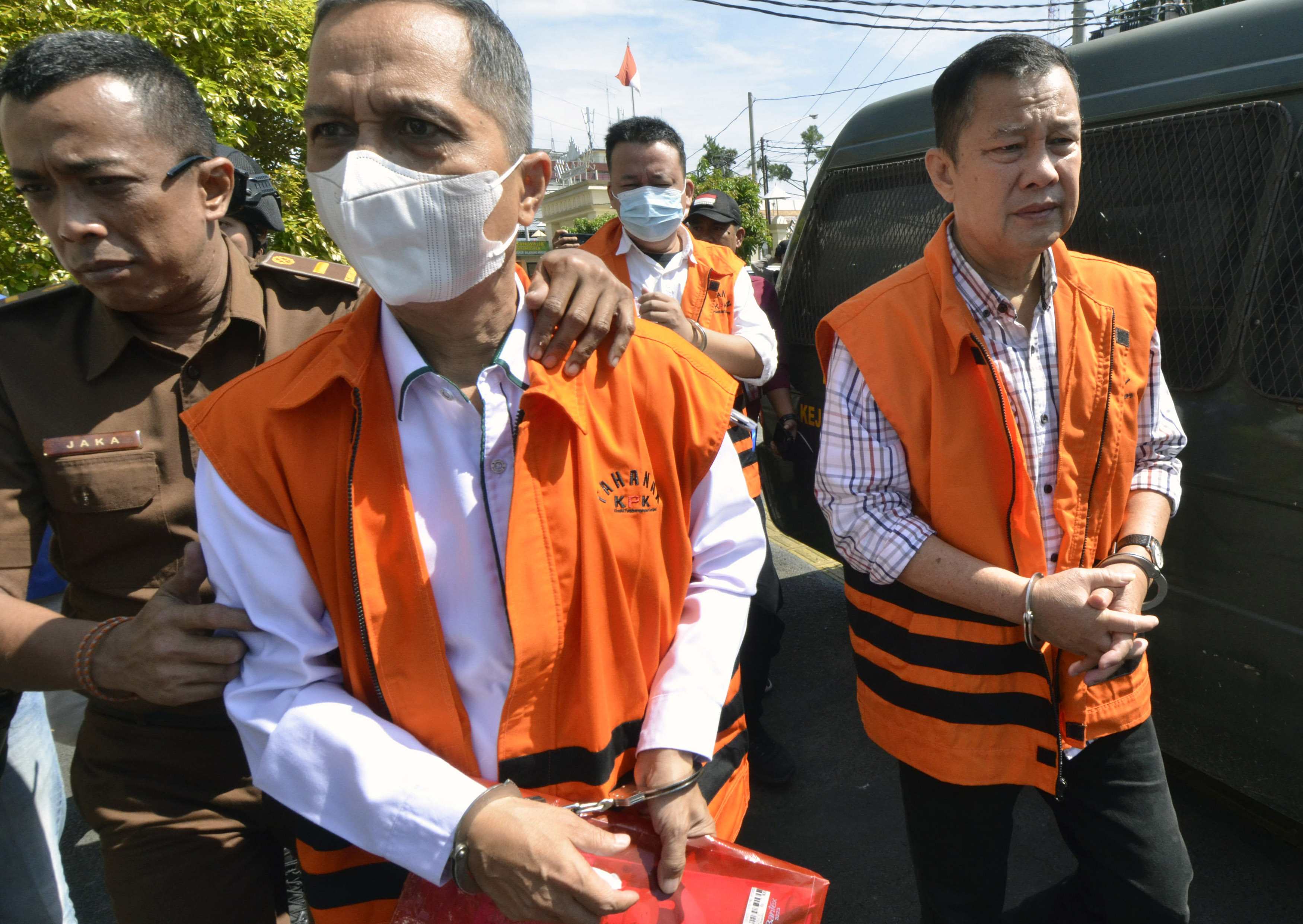 Terdakwa kasus suap Universitas Lampung Karomani (kedua kiri) bersama Heryandi (kanan) dan Muhammad Basri 