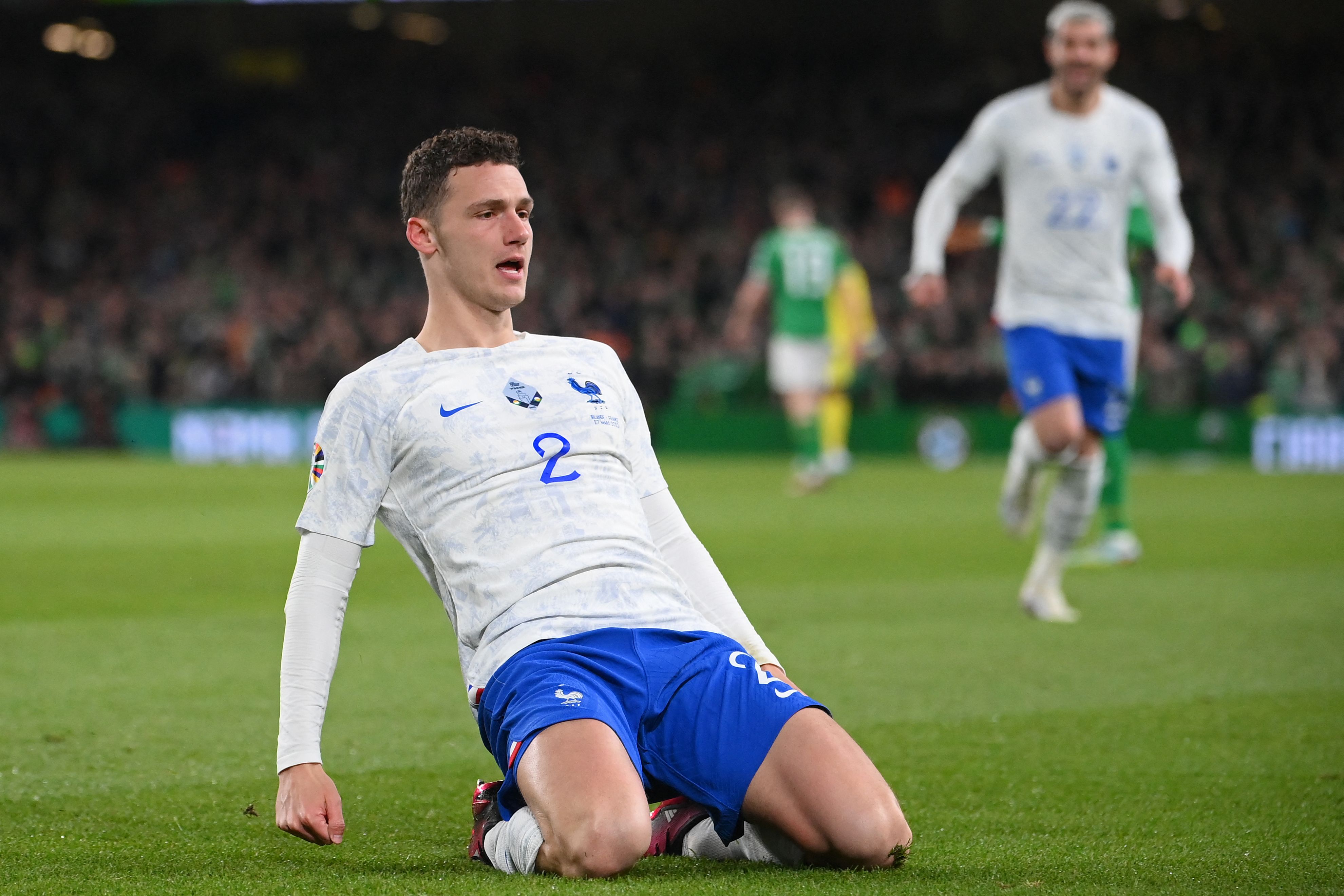 Bek timnas Prancis Benjamin Pavard melakukan selebrasi usai mencetak gol ke gawang Irlandia di laga kualifikasi Piala Eropa 2024.