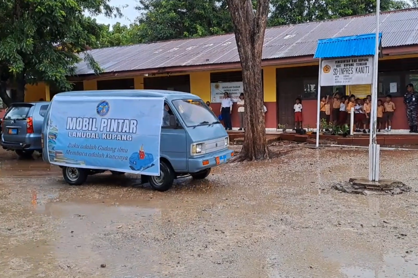 Mobil dinas TNI datang ke sekolah-sekolah di Kupang untuk membawakan buku bacaan ke para murid.