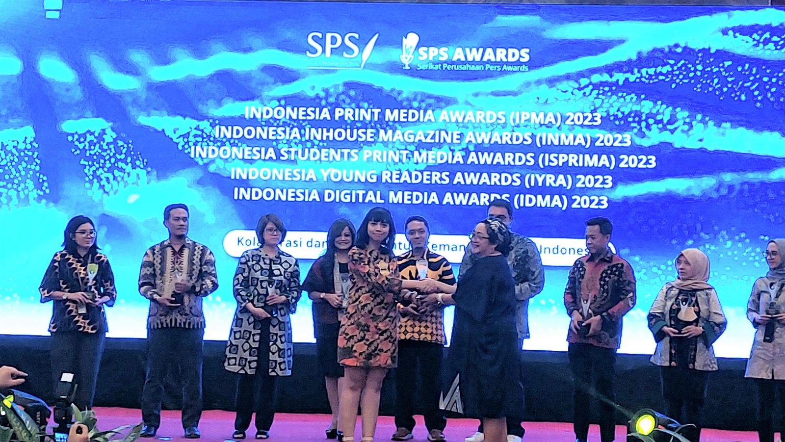 Corporate Communications Manager MahaDasha Rani Hartanti menerima penghargaan dari SPS sebagai bronze winner untuk kategori InMA 2023.