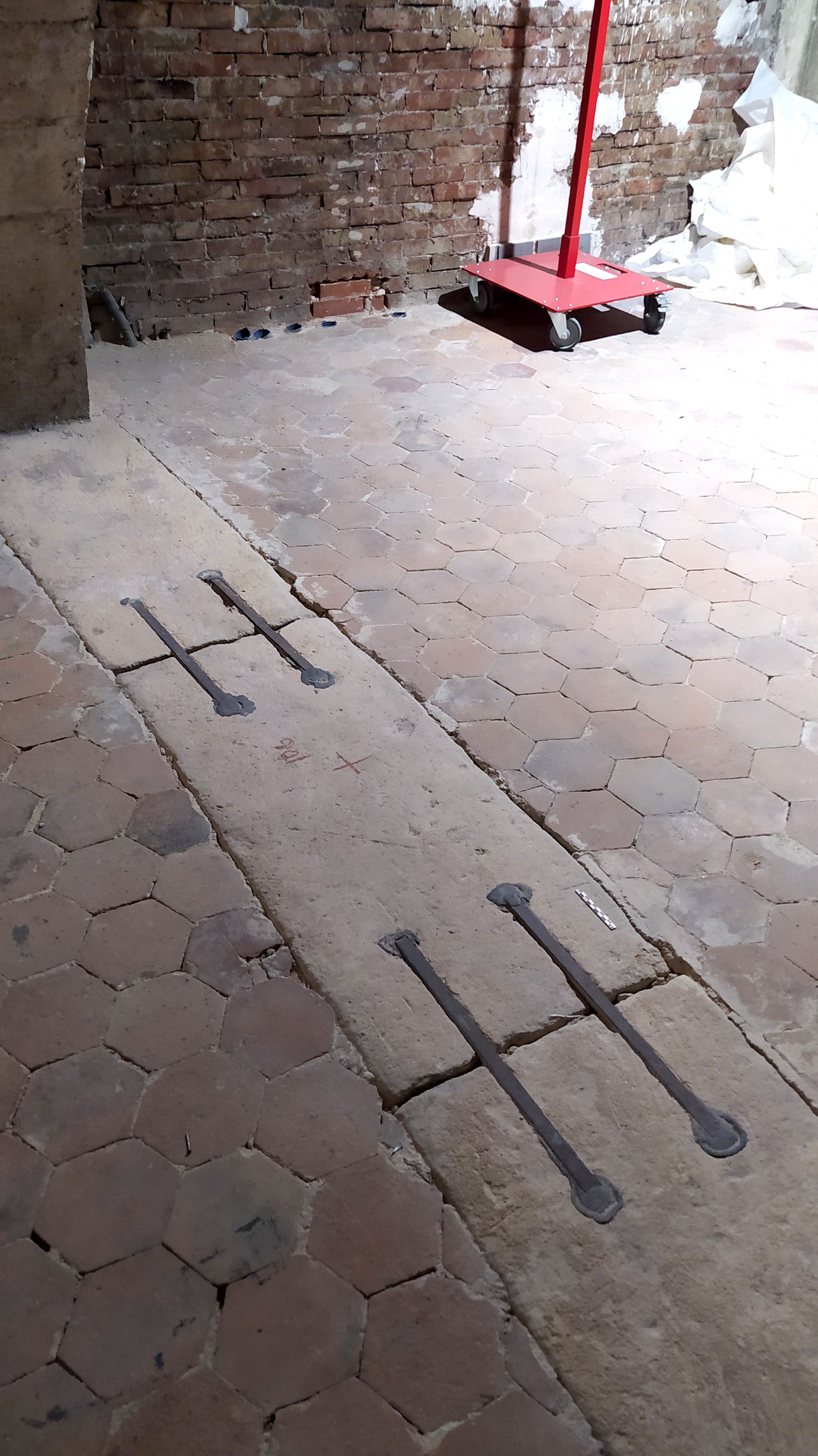 Beberapa penjepit besi yang menjadi pengikat bangunan di Katedral Notre-Dame