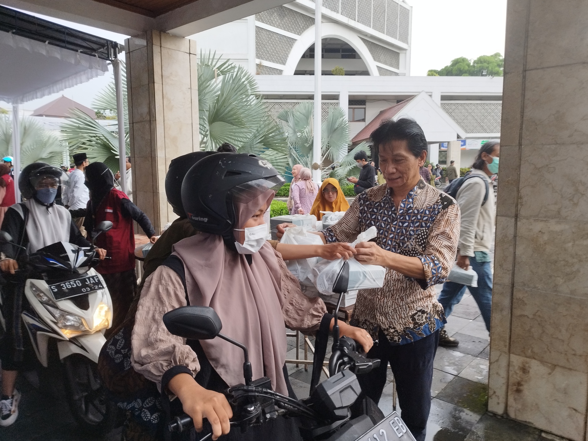 Rektor Universitas Muhammadiyah Yogyakarta (UMY) Gunawan Budiyanto (kanan) membagiakn takjil kepada para mahasiswa.