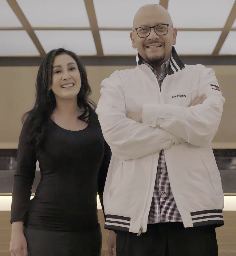 Dubes Luar Biasa dan Berkuasa Penuh RI untuk Meksiko, Cheppy Tripakso Wartono dan Joane Win, mewakili tim Regina Art dari Indonesia.