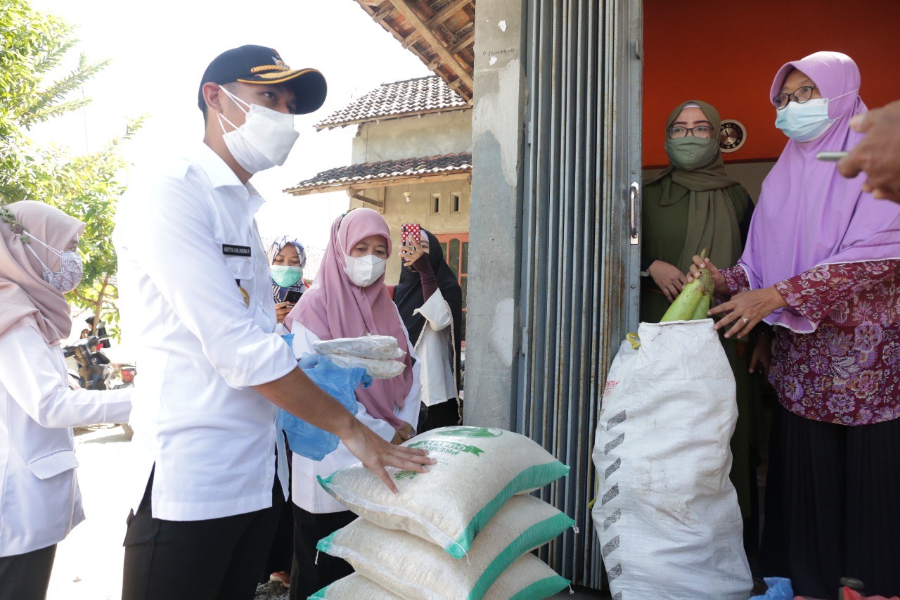 Bupati Tuban, Jawa Timur, Aditya Halindra Faridzky saat mengunjungi warganya.